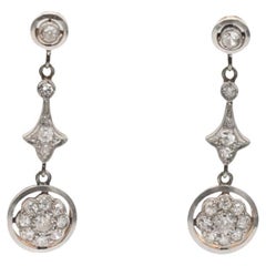 Pendientes largos colgantes de oro de 18 quilates y platino con diamantes.