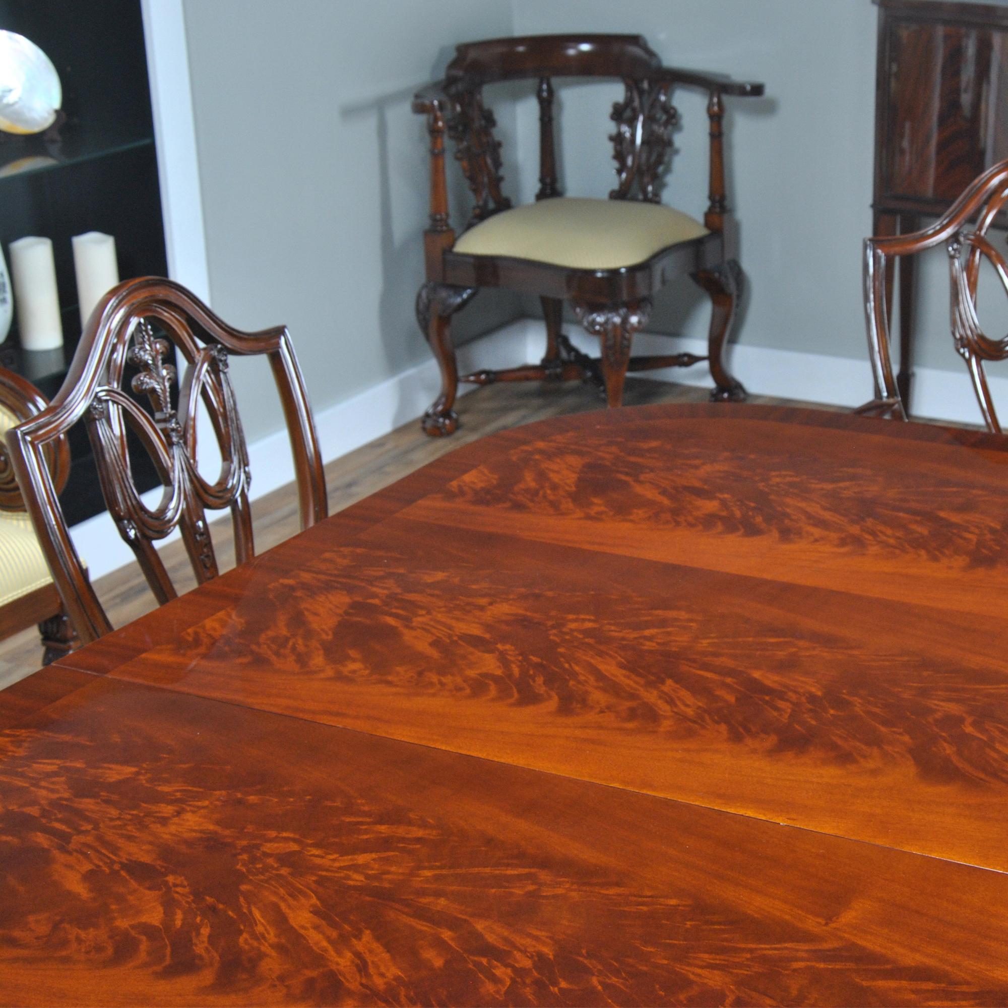 Long Harp Base Dining Table  In New Condition For Sale In Annville, PA