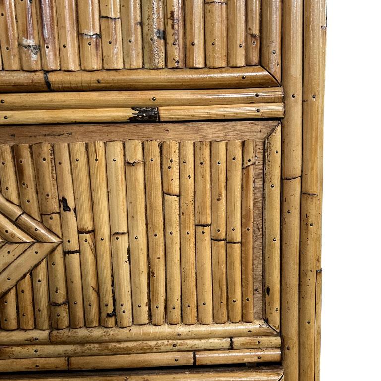 20ième siècle Commode basse à 6 tiroirs en bambou et roseau fendu Hollywood Regency en vente