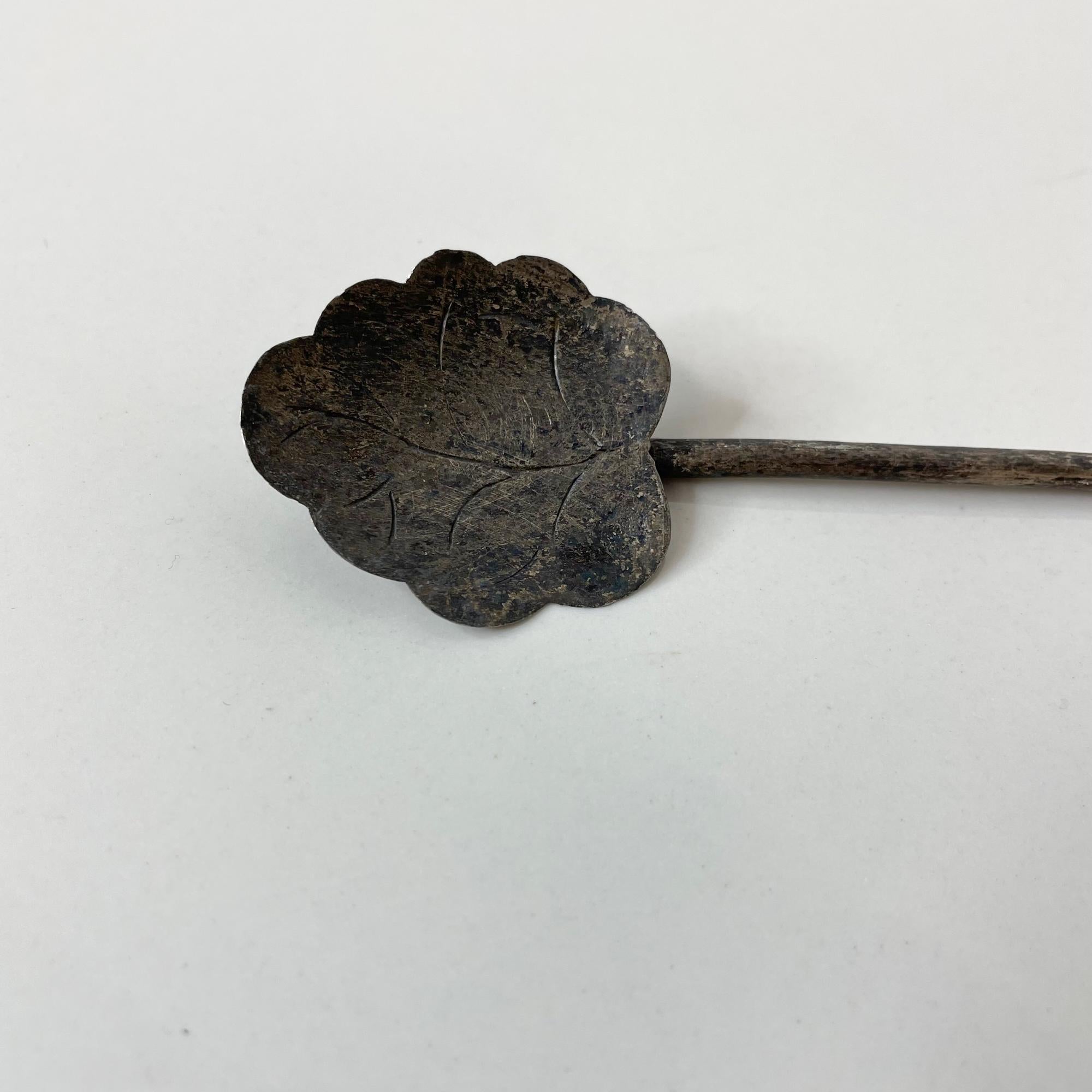 Cucchiaio da tè o da cocktail con scultura a forma di foglia in argento sterling, Messico, anni '50
Il prezzo si intende per articolo Sono disponibili due cucchiai.
Bastoncino da cocktail lungo a forma di foglia decorativa. Stampato BSP Sterllng