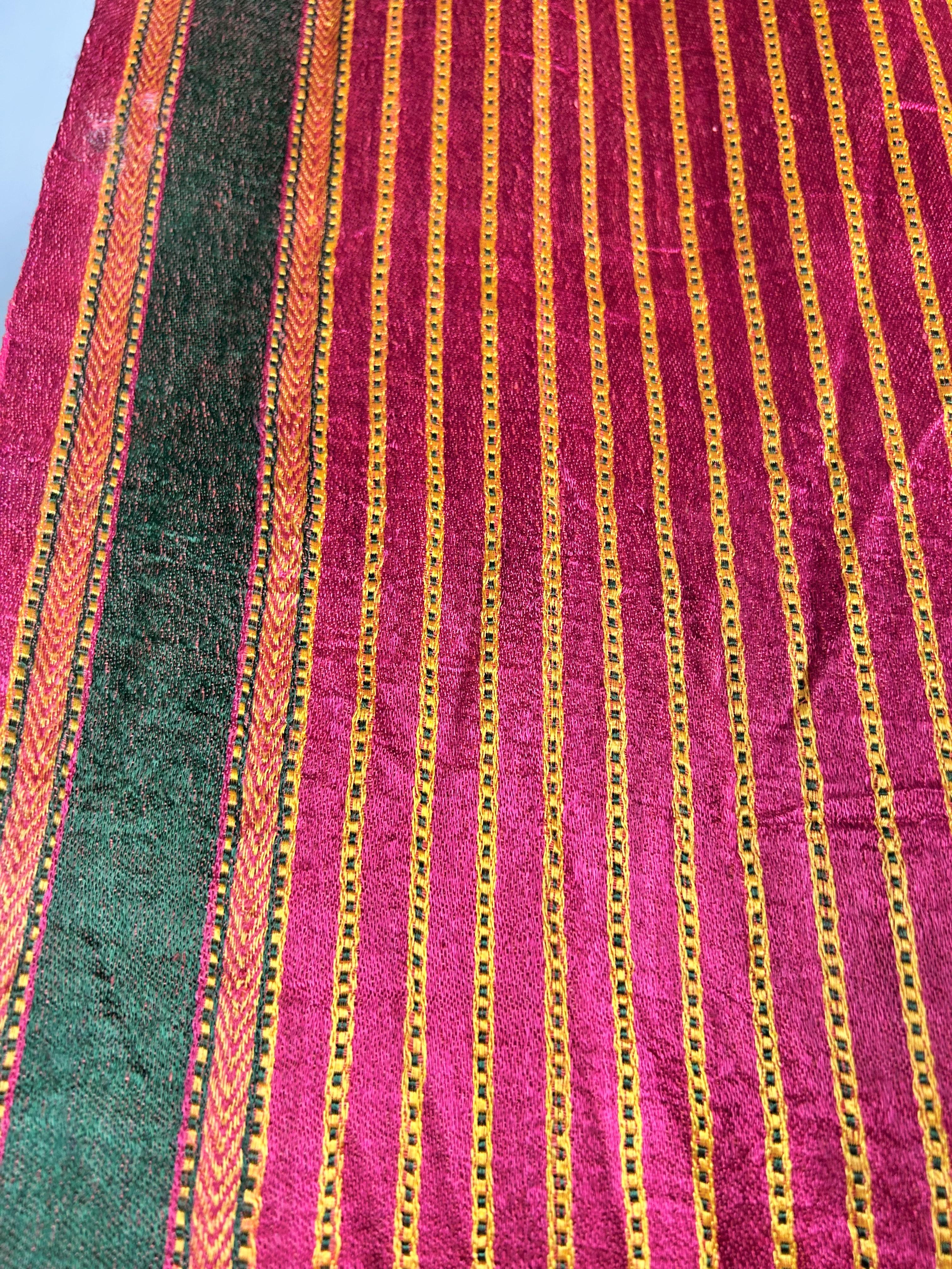 Langer indischer Sari aus gewebtem Satin mit Streifen CIRCA 1920 im Angebot 5
