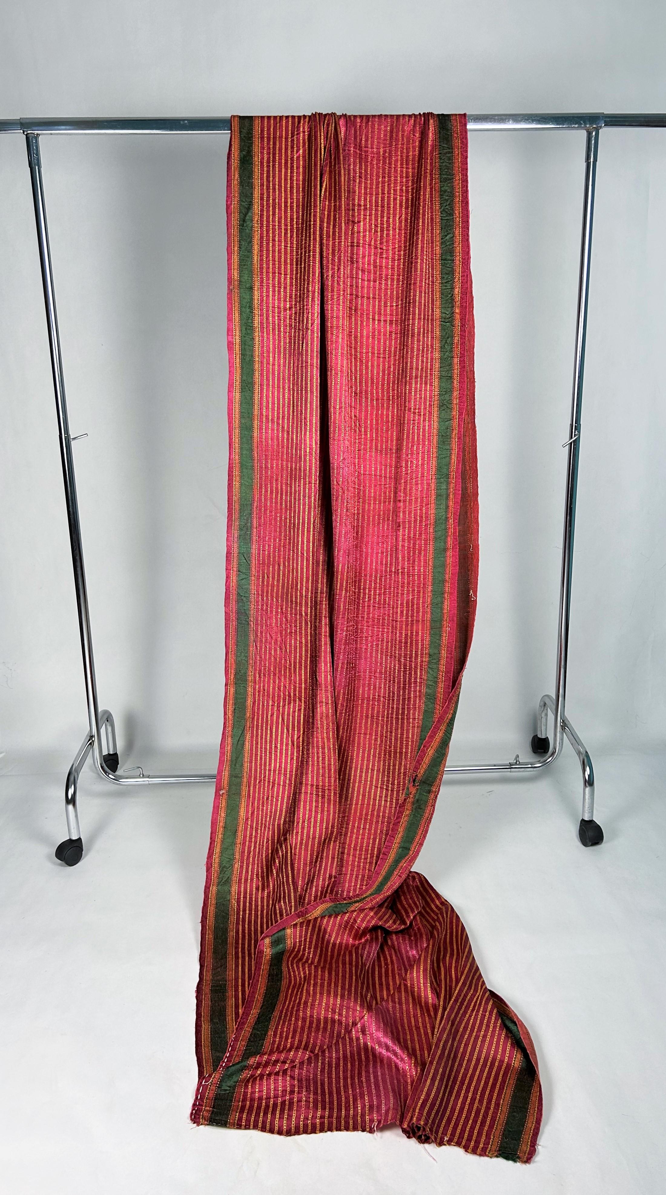 Langer indischer Sari aus gewebtem Satin mit Streifen CIRCA 1920 im Angebot 6