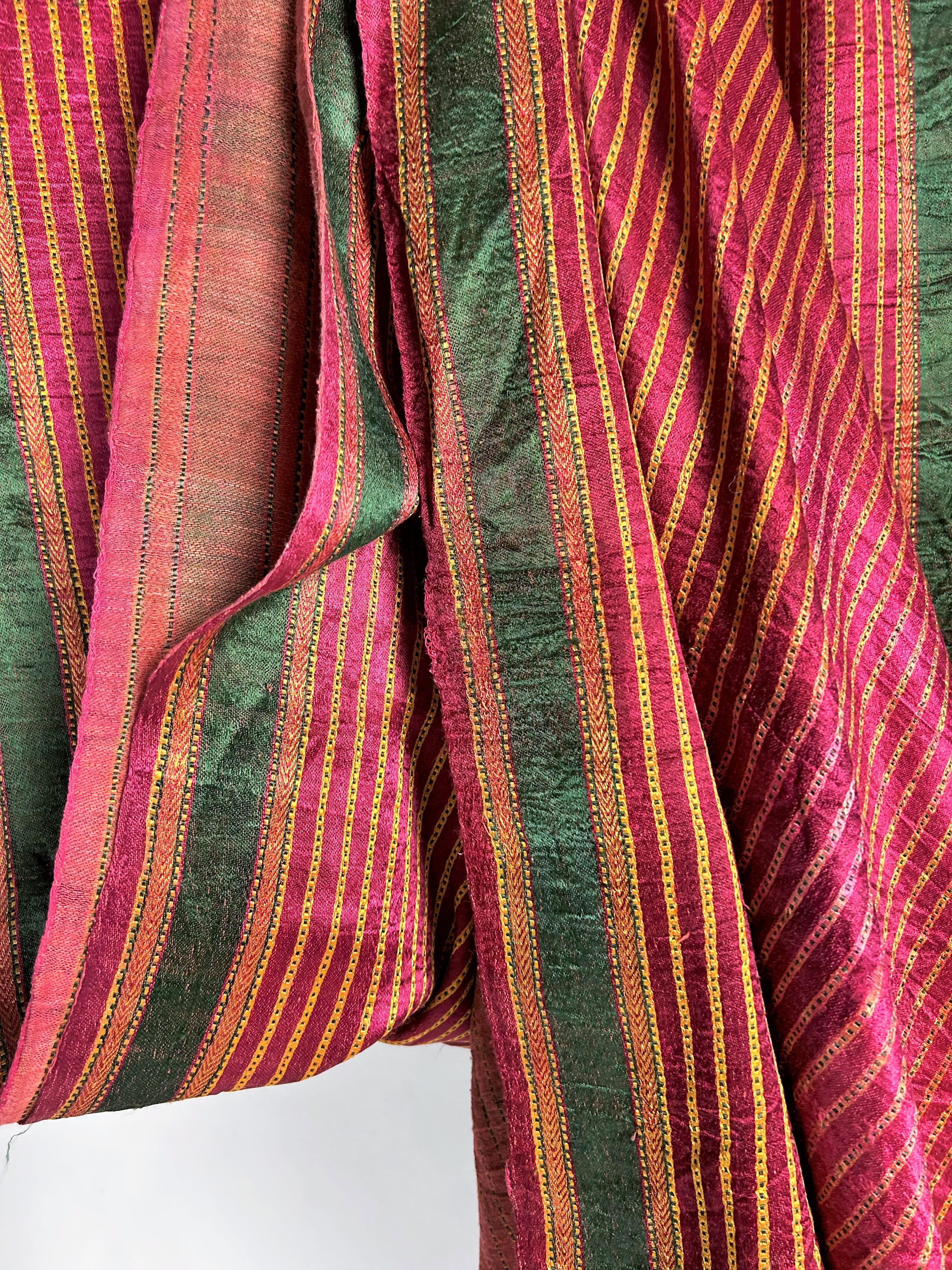 Langer indischer Sari aus gewebtem Satin mit Streifen CIRCA 1920 im Angebot 7