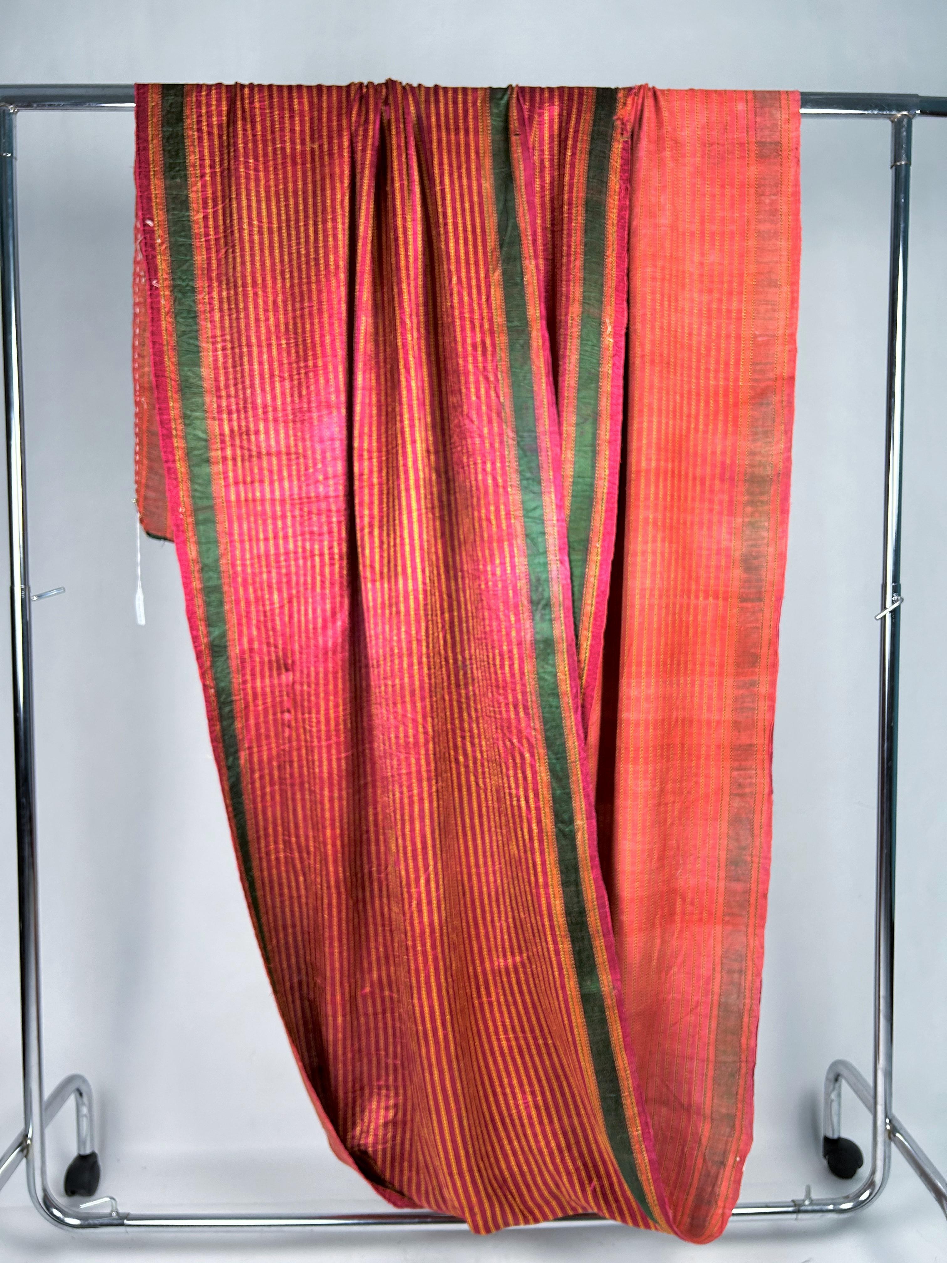 CIRCA-1930 Indien
Sehr langes Stück Stoff, wahrscheinlich ein Sari, das zur Dekoration verwendet werden kann, aus dem ersten Drittel des 20. Jahrhunderts. Breites Satin-Gewebe, gewebt aus Seide und Baumwolle, extrem fließend und schwer für die