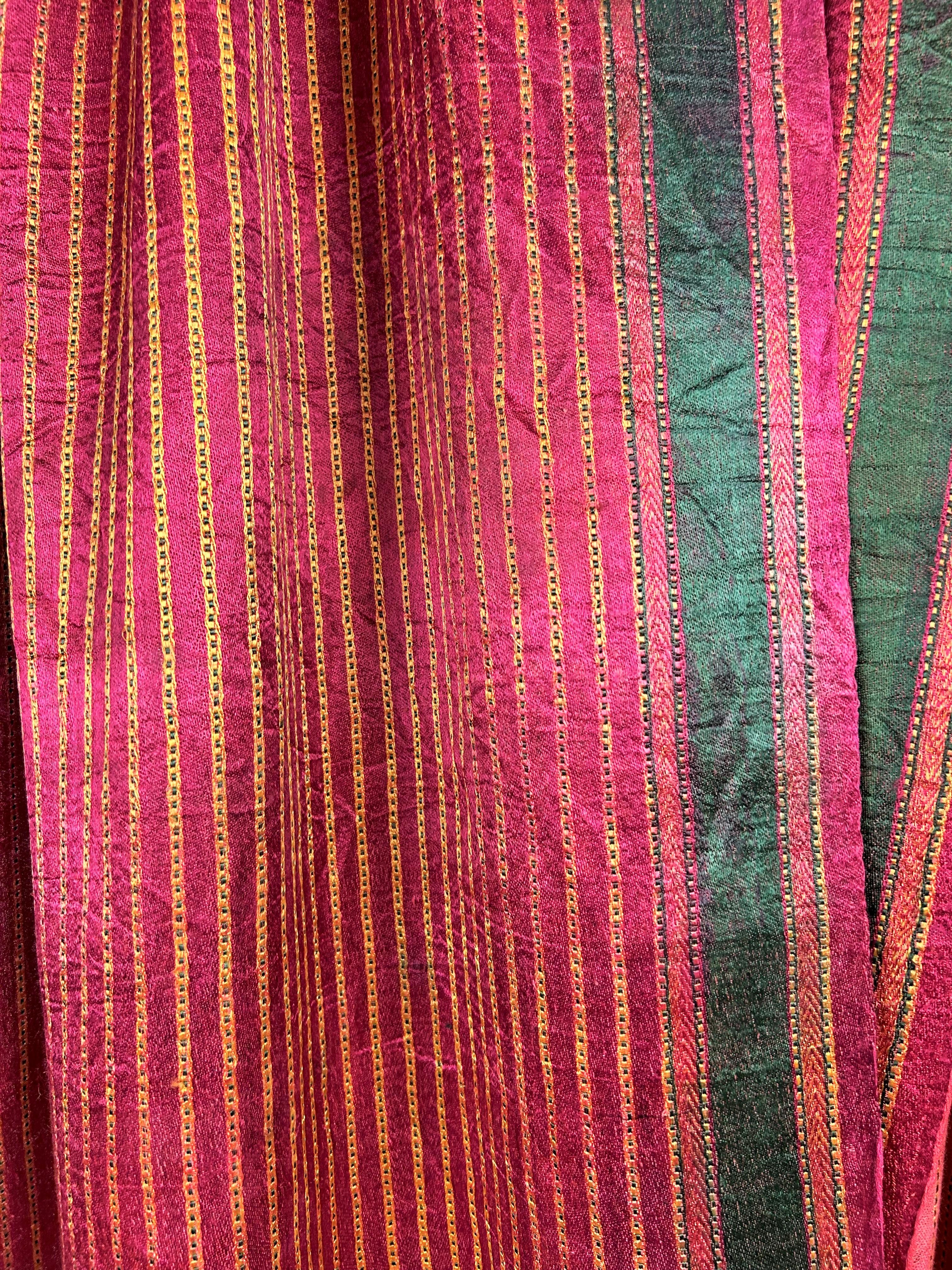 Langer indischer Sari aus gewebtem Satin mit Streifen CIRCA 1920 im Zustand „Gut“ im Angebot in Toulon, FR