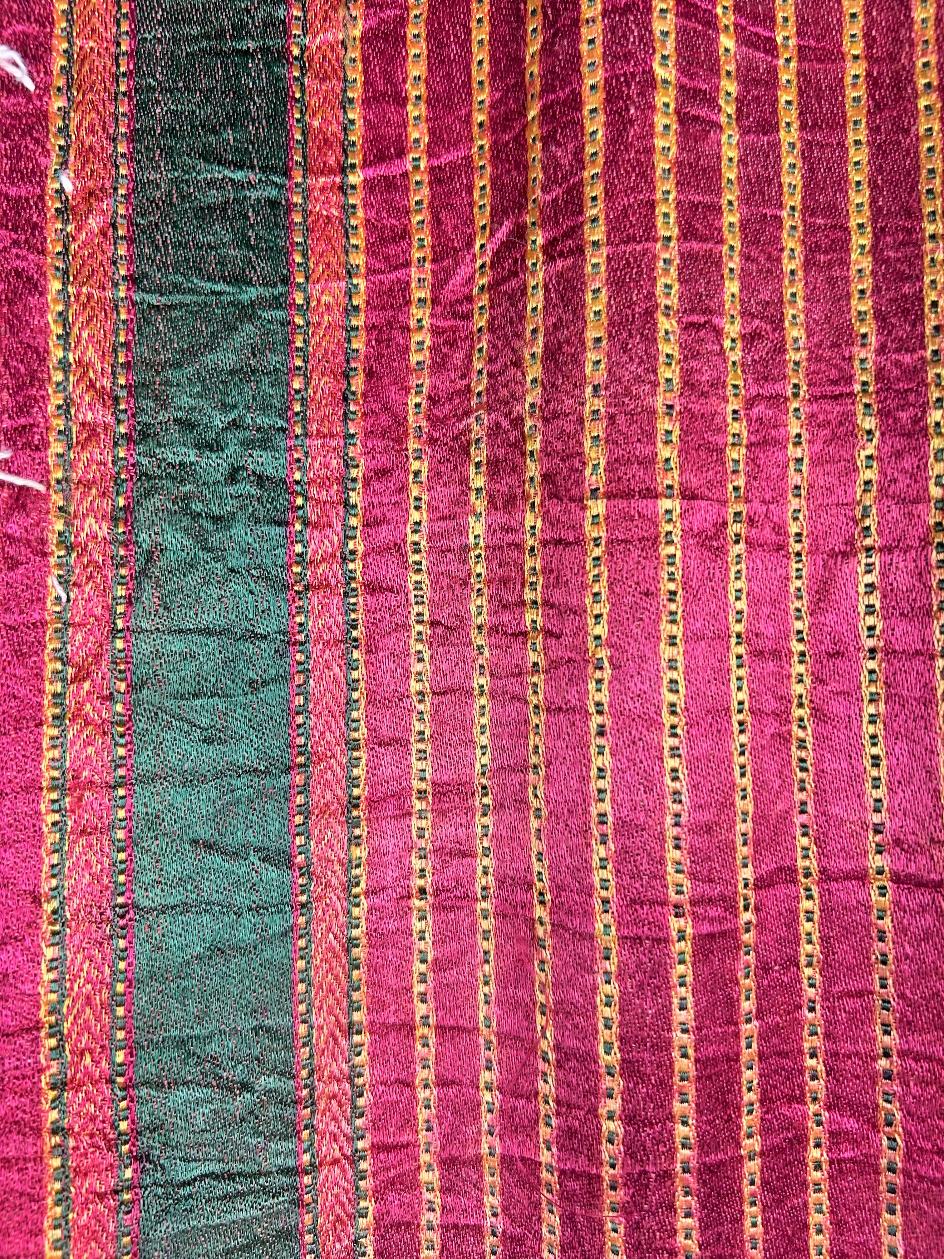 Langer indischer Sari aus gewebtem Satin mit Streifen CIRCA 1920 im Angebot 1