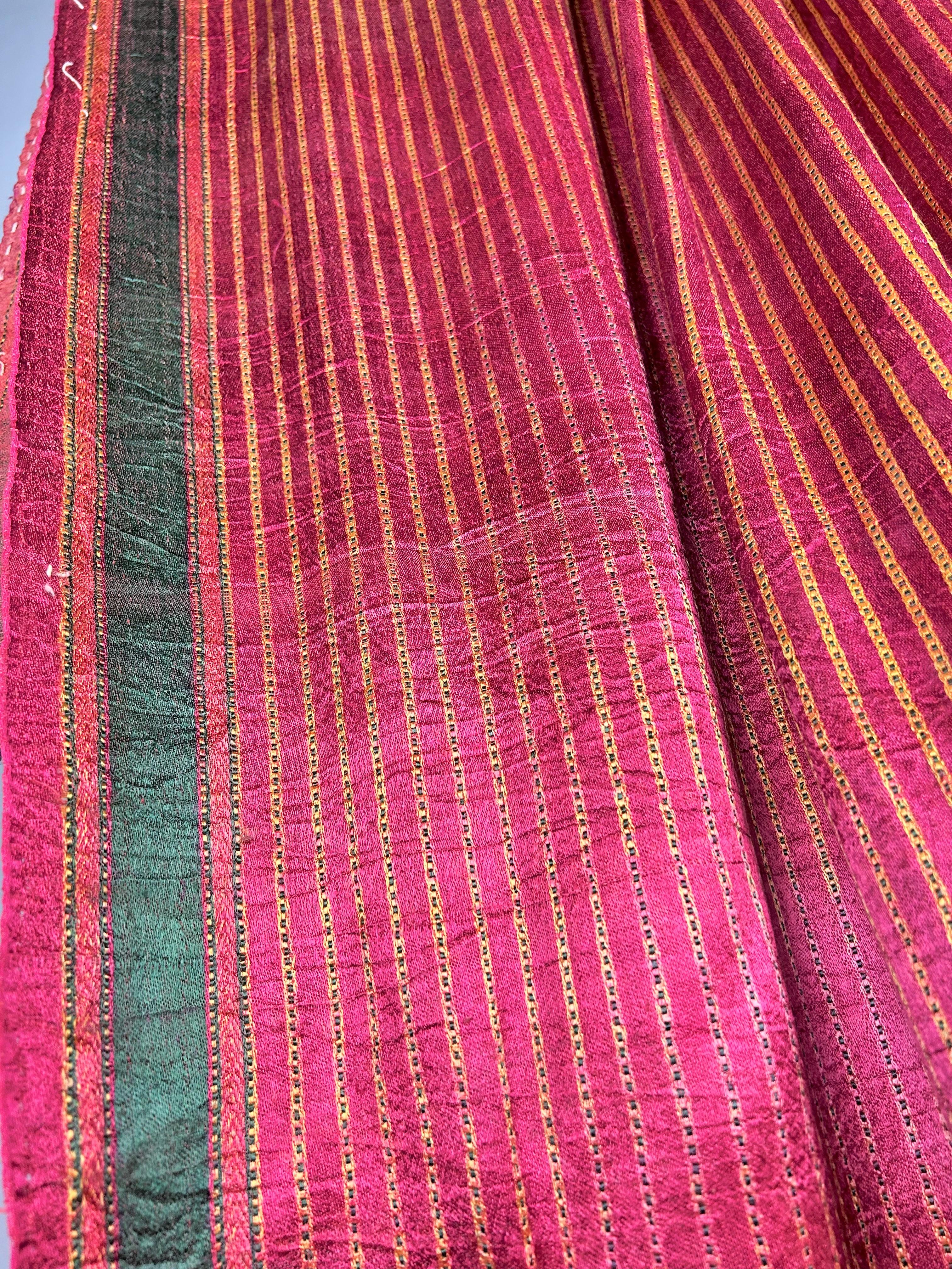Langer indischer Sari aus gewebtem Satin mit Streifen CIRCA 1920 im Angebot 2