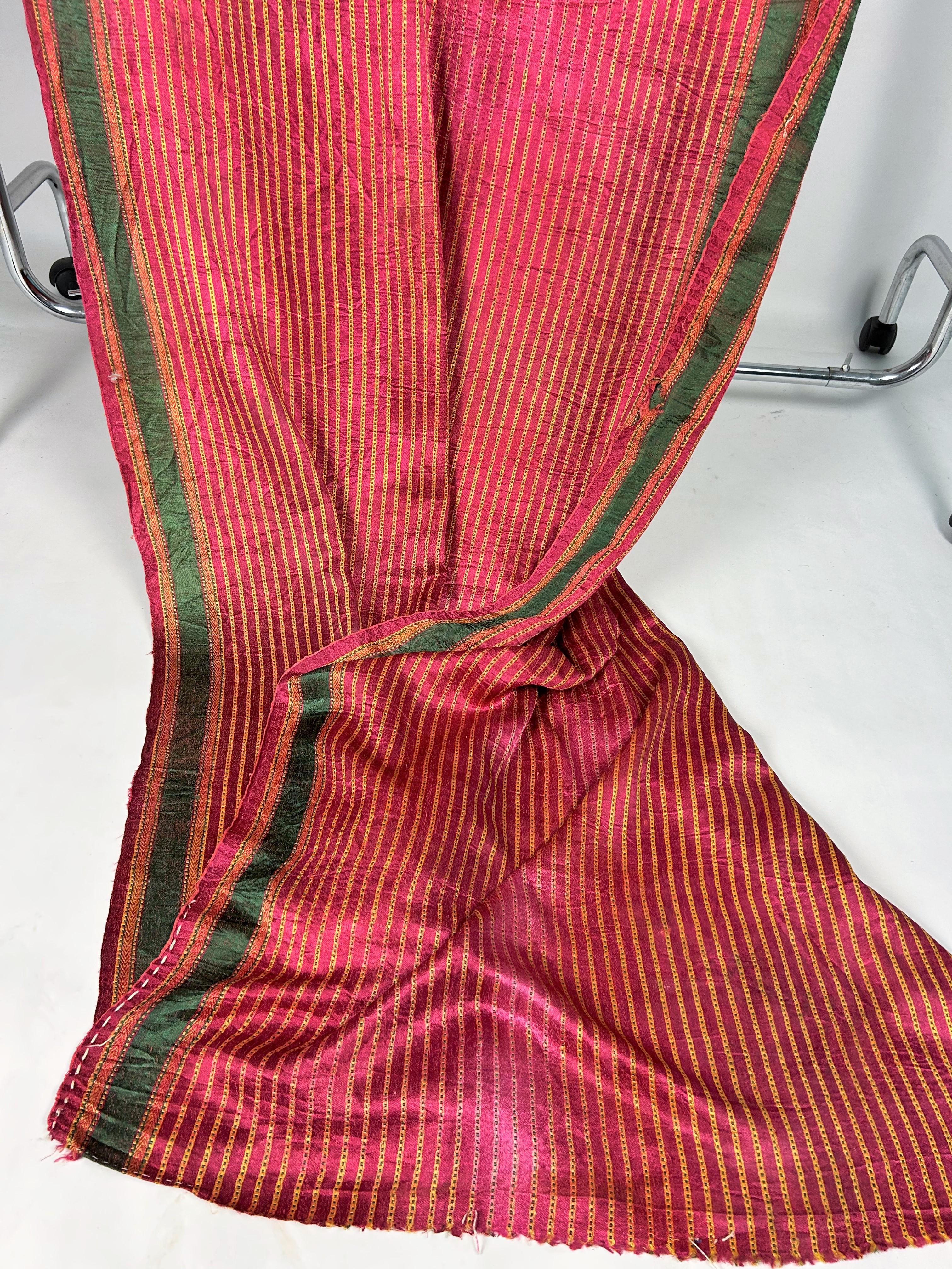 Langer indischer Sari aus gewebtem Satin mit Streifen CIRCA 1920 im Angebot 3