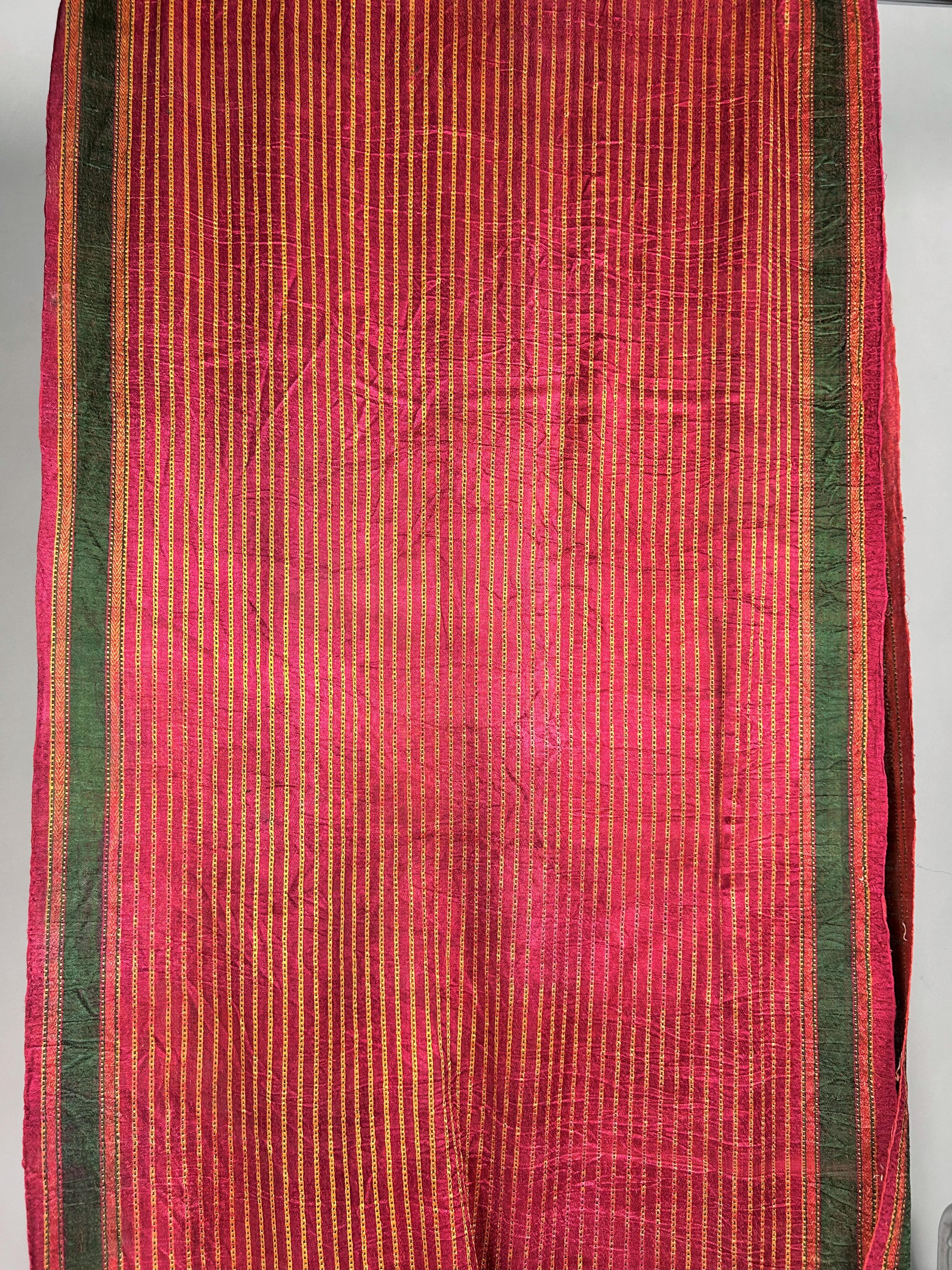 Langer indischer Sari aus gewebtem Satin mit Streifen CIRCA 1920 im Angebot 4