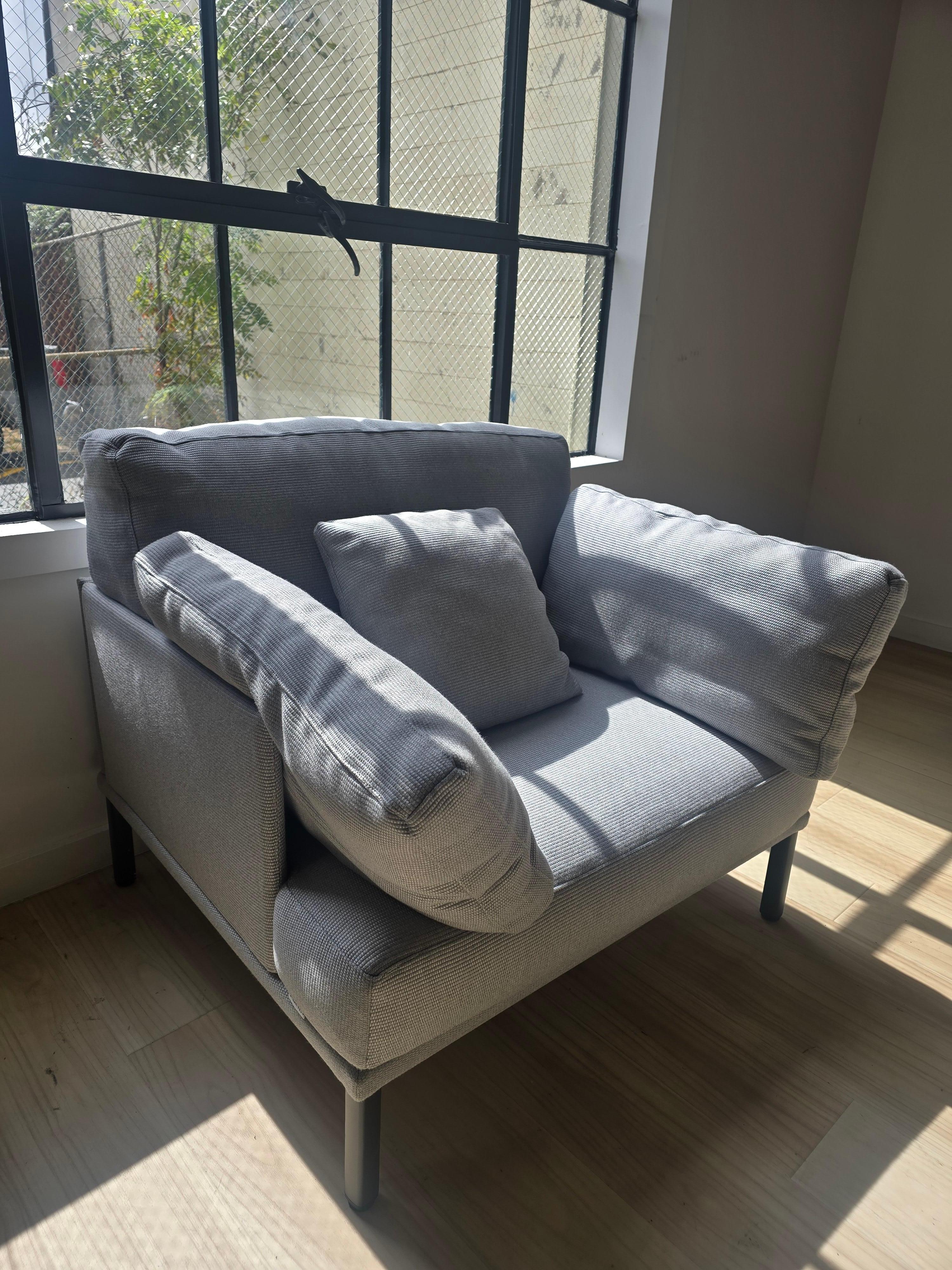 Sillón con estructura de aluminio con recubrimiento en polvo y patas regulables. Acabado de aluminio en: Gris metalizado 56 y Blanco mineral 34. Cojín de asiento y respaldo de espuma de poliuretano de alta resistencia de 35 kg. Los cojines del