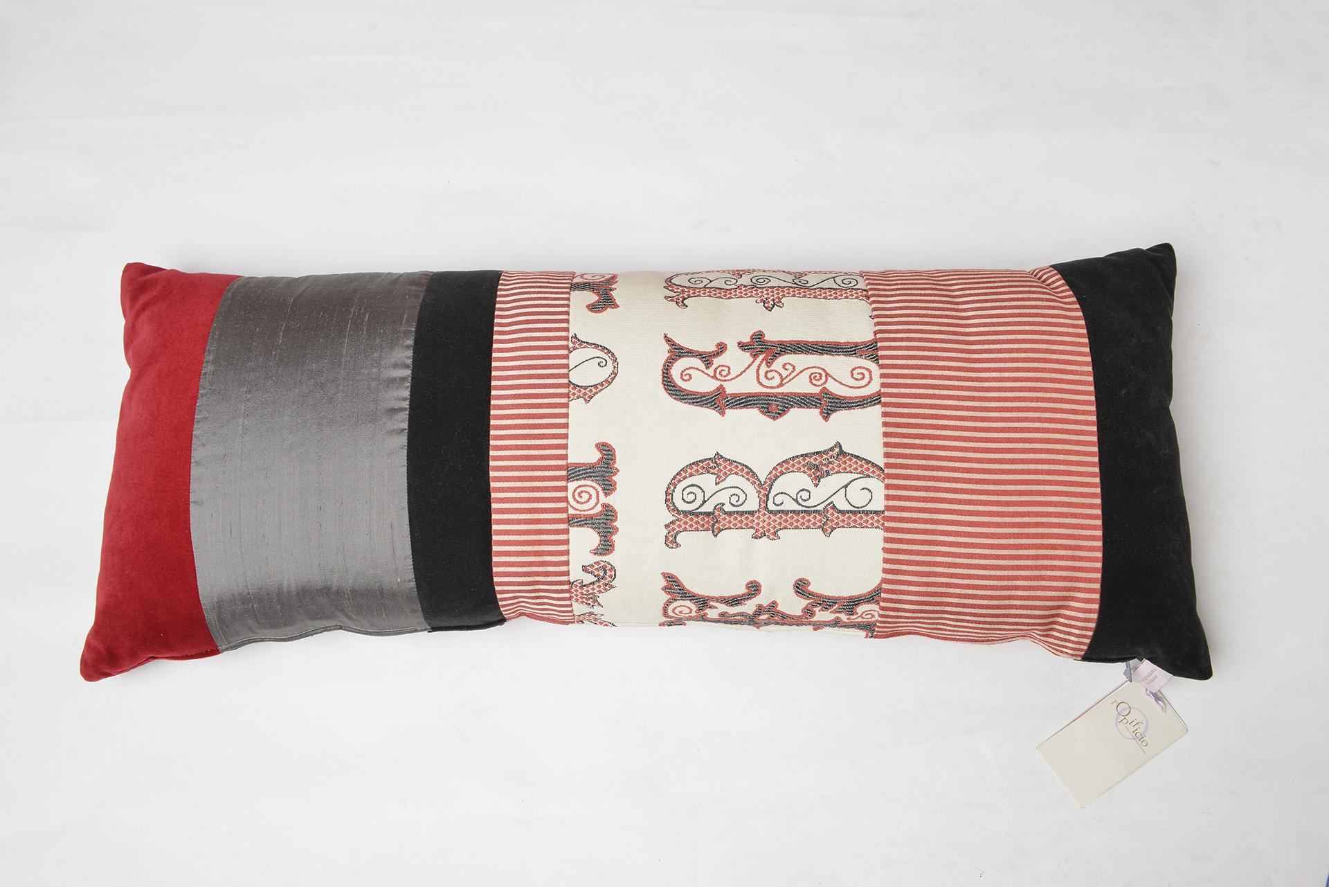 Cuscino lungo speciale in cotone e seta, design italiano: unico!



rif. B/2291