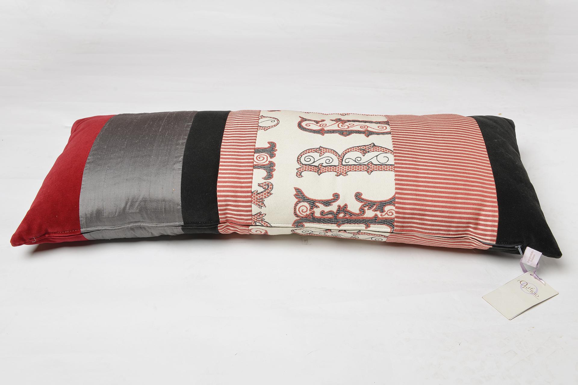 Altro Cuscino lungo con design italiano in vendita