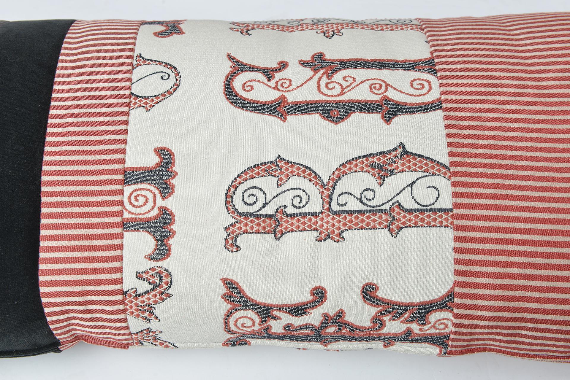 Italiano Cuscino lungo con design italiano in vendita