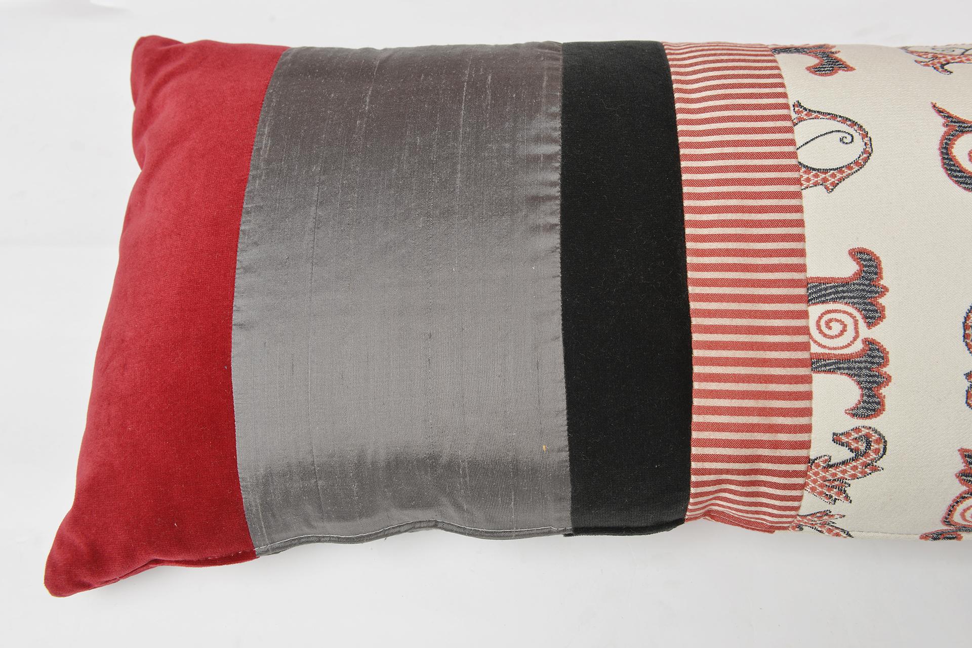 Tessuto a mano Cuscino lungo con design italiano in vendita