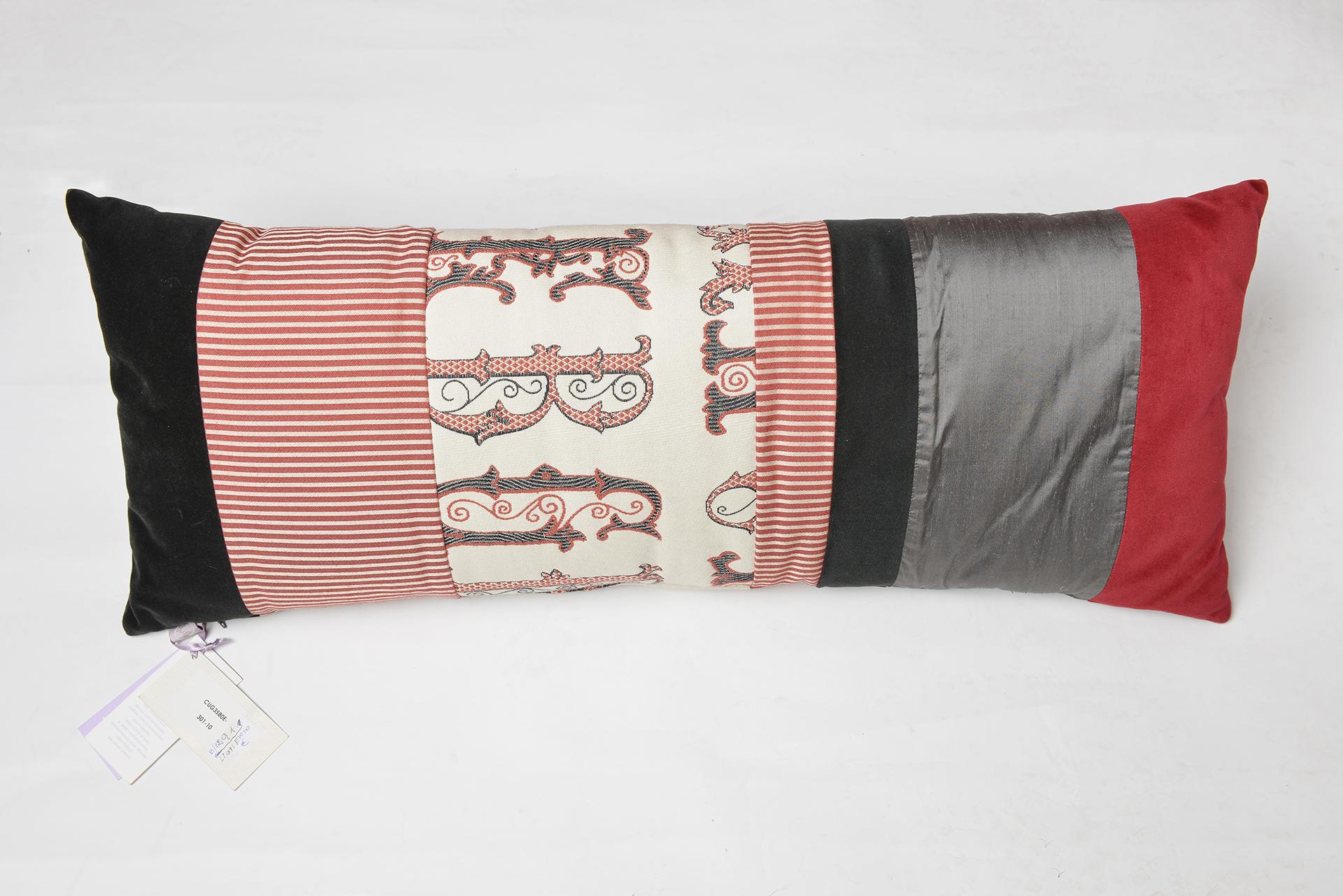 Cuscino lungo con design italiano in vendita 1