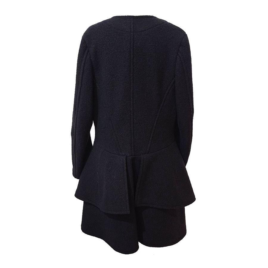 100% Wool Black color Zip closure Lateral cuts Shoulder cm 42 (165 inches) Shoulder / hem cm 90 (204 inches)
