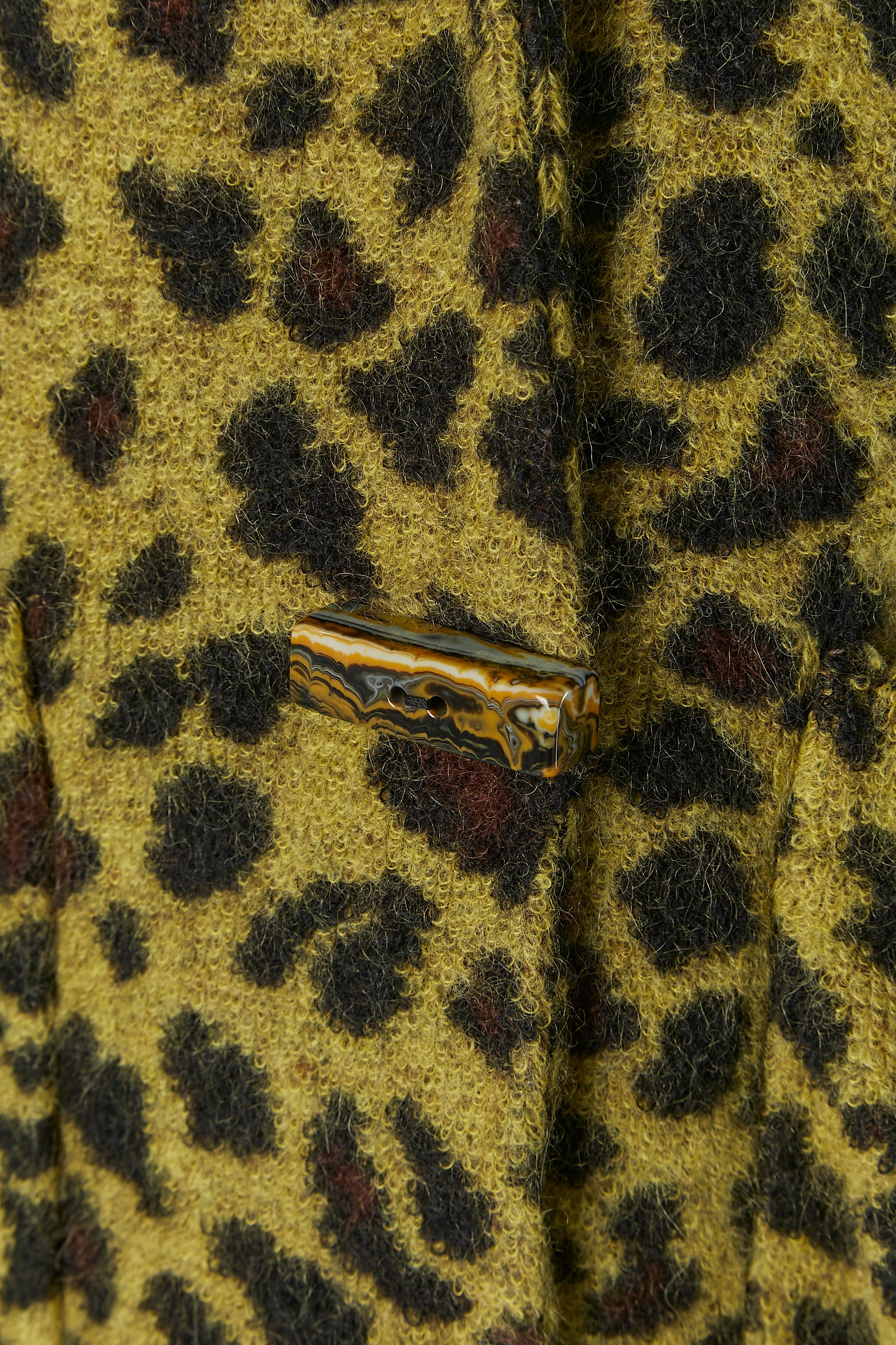 Long jacquard knit coat with animal pattern .
Button and buttonhole closure on the middle front. Pocket on both side. 
Kit composition: 35% mohair, 35% alpaca, 30% nylon. 
SIZE L 