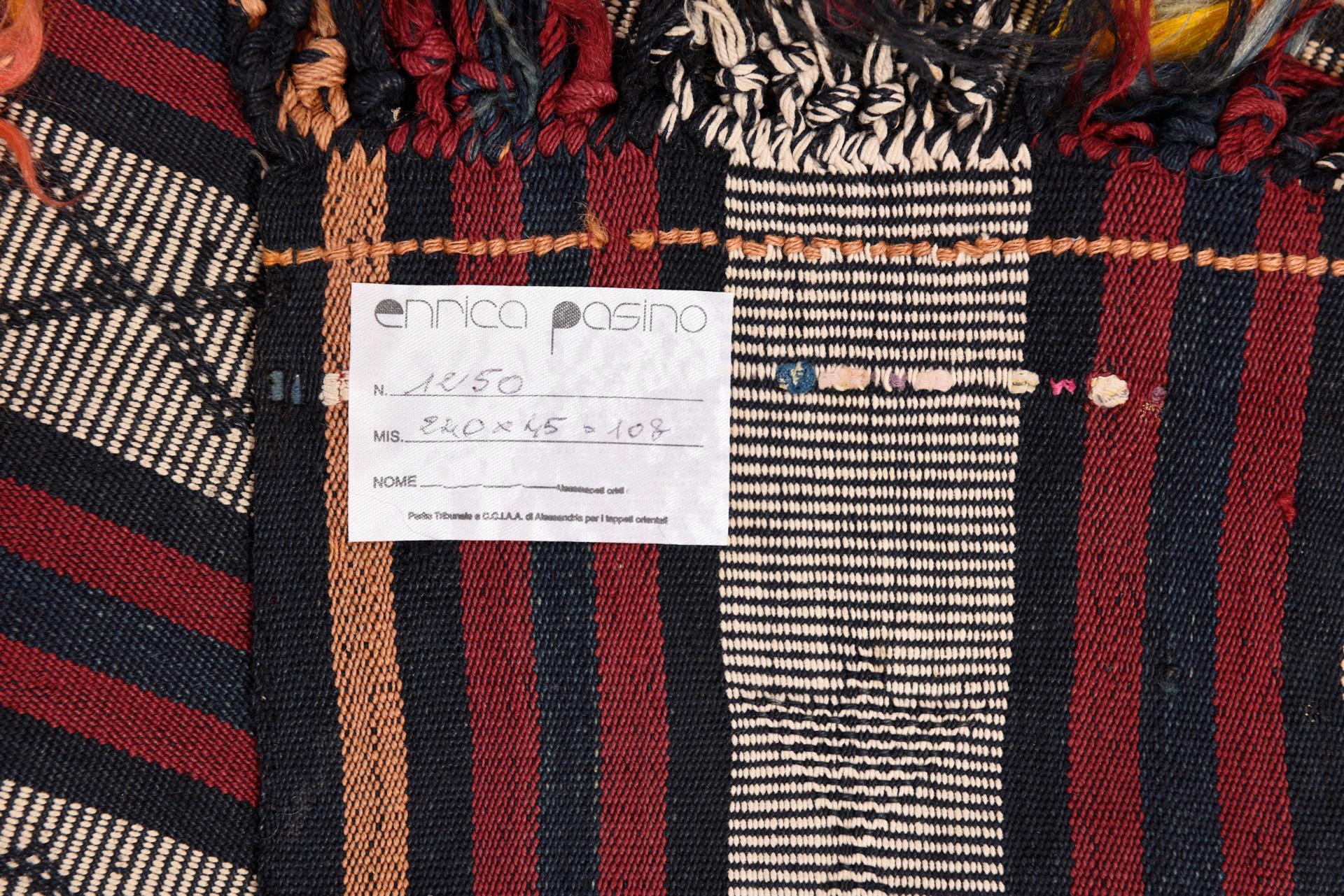 Ein langer, schöner Streifen aus Kurdestan. Sorgfältig gefertigt aus weißer, blauer und burgunderroter Wolle, mit bunten Wollquasten und anderen Anti-Evil-Eye-Quasten (wie üblich).

ref. nr. 1250.

