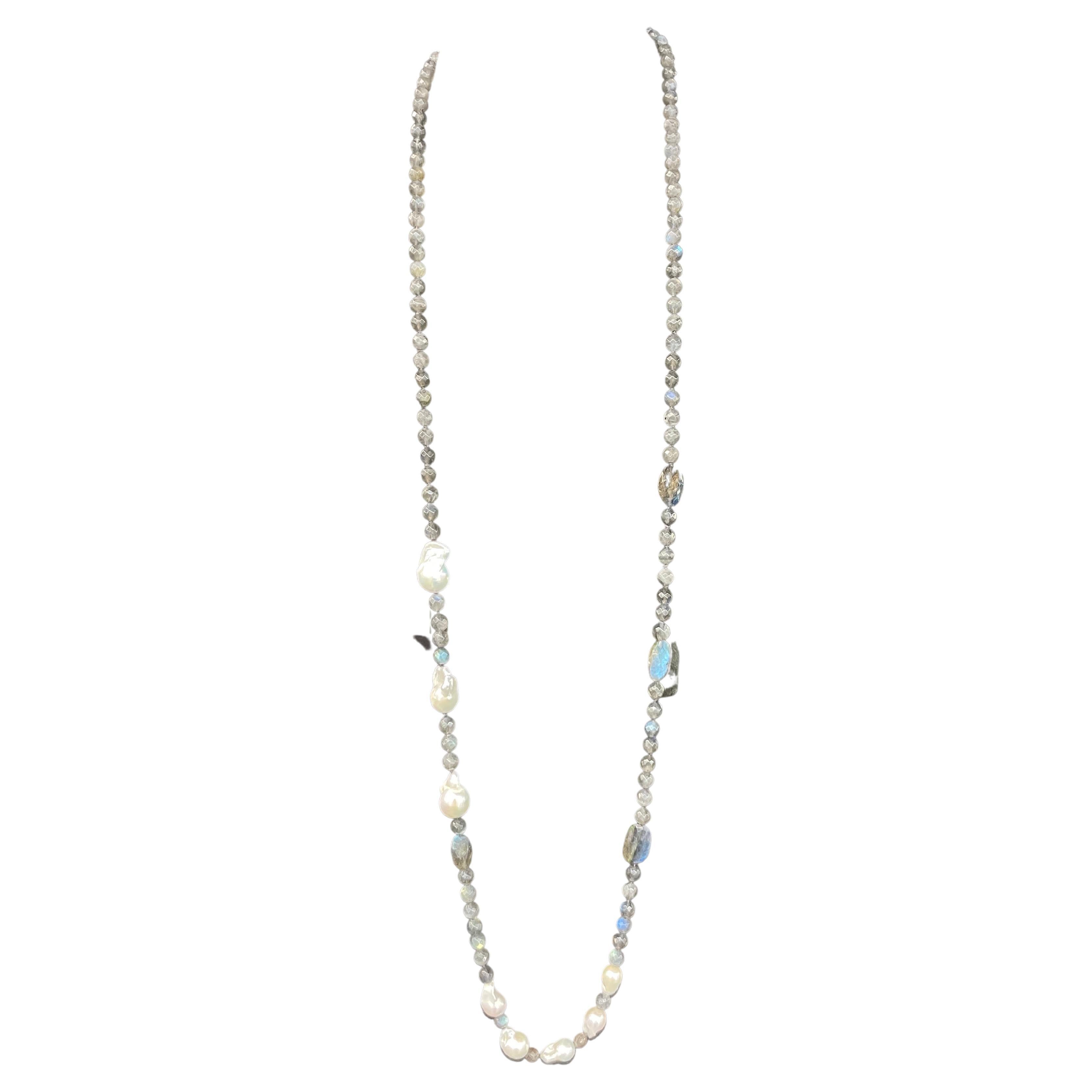 Un rang de perles de Labradorite avec des accents de perles baroques allant de 14 à 23 MM, 44 pouces de long. 
Plus de brins en stock. 