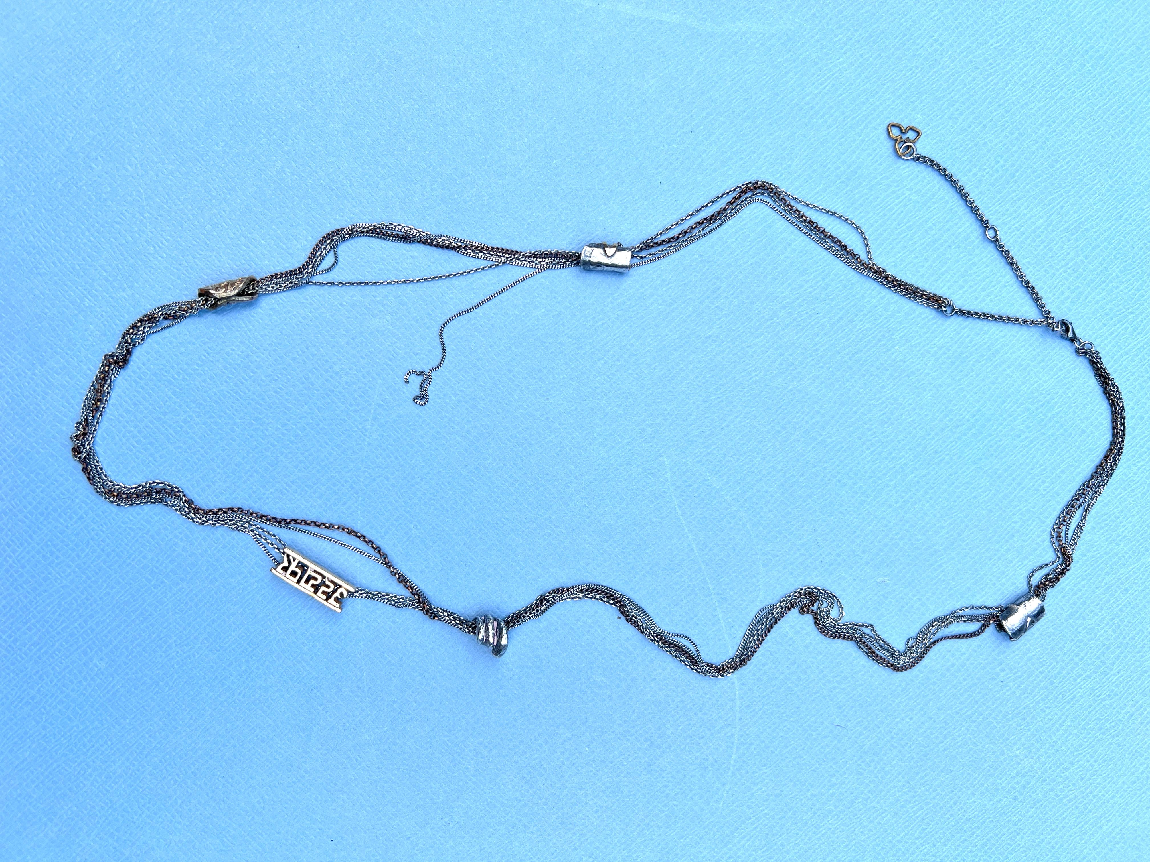 Collana a catena lunga con serpente arrotolato, Stella di David in argento, trifoglio e simbolo del sacrificio

Lunghezza: 32 pollici

La sua collana a più strati è un pezzo forte che intreccia simboli potenti e ricchi significati. L'intricato