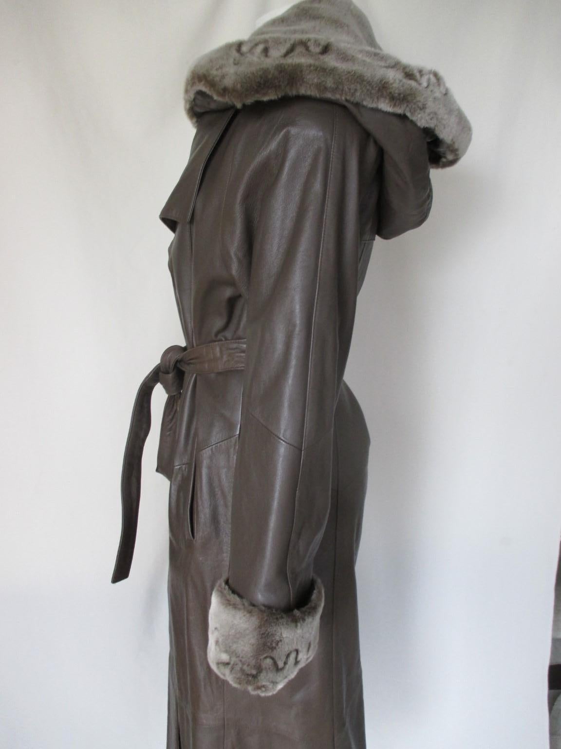 Langer Leder-Trenchcoat mit abnehmbarer Kunstpelz-Kapuze im Zustand „Gut“ im Angebot in Amsterdam, NL