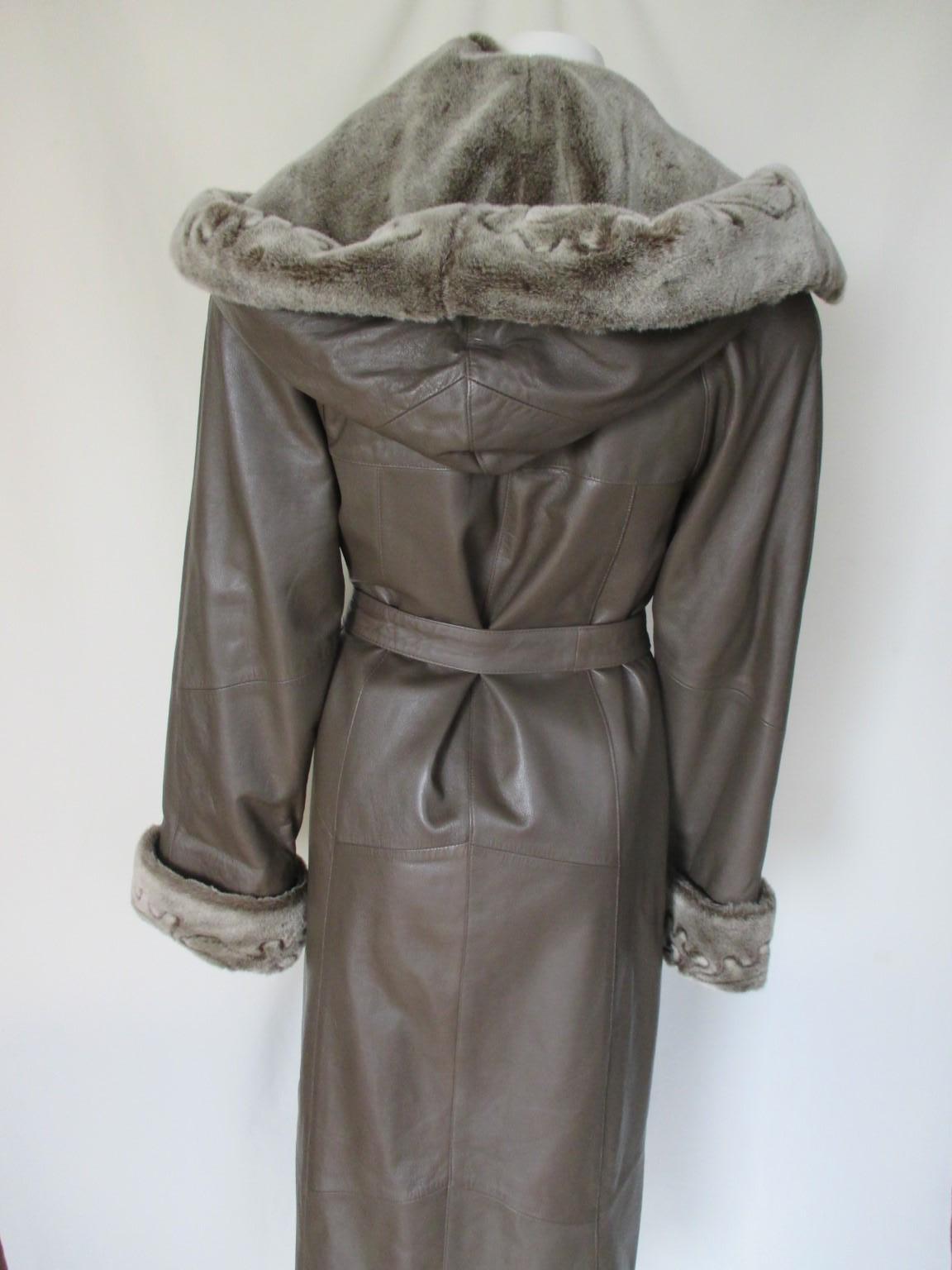 Langer Leder-Trenchcoat mit abnehmbarer Kunstpelz-Kapuze für Damen oder Herren im Angebot