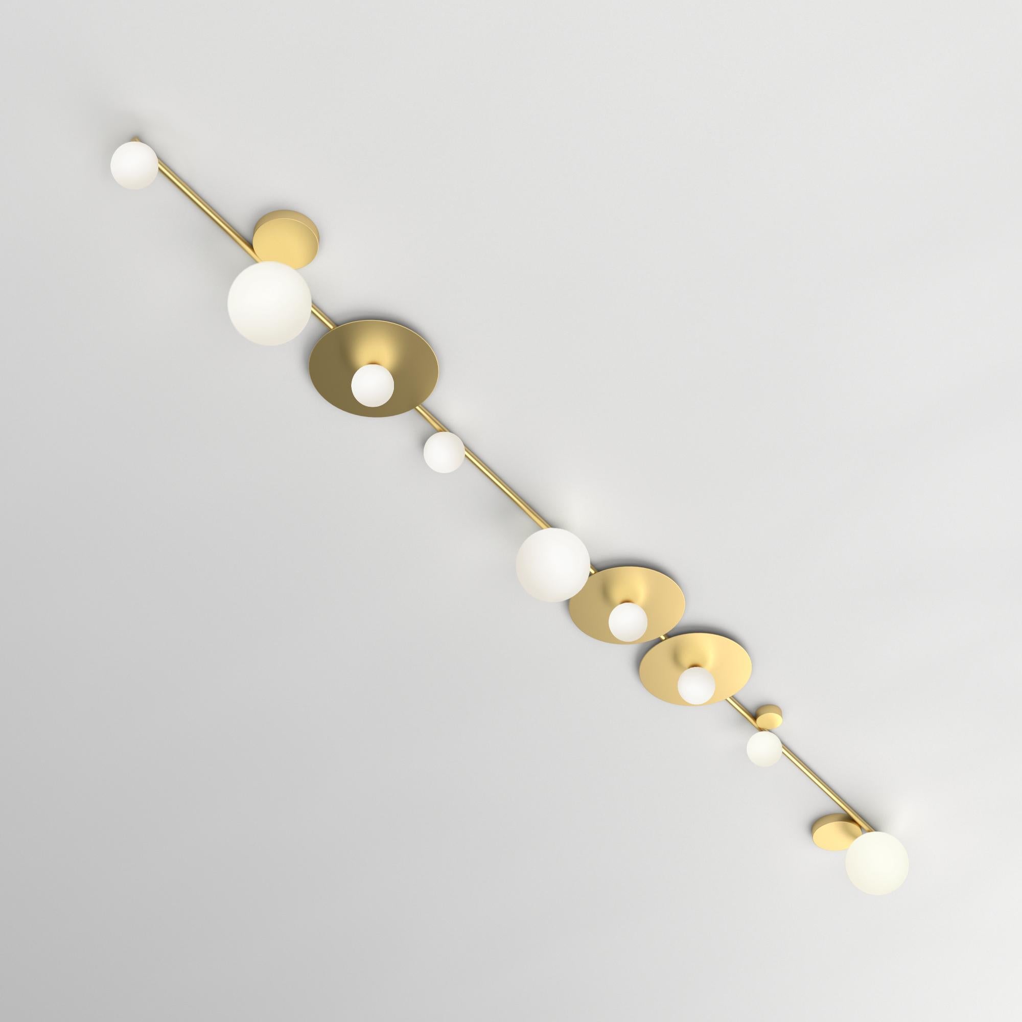Long Line, 9 globi e 3 dischi, Plafoniera di Atelier Ati
Dimensioni: D 23 x L 273 x H 18,8 cm.
Materiali: Ottone spazzolato, vetro bianco.

Tutte le nostre lampade possono essere cablate a seconda del Paese. Se viene venduto negli Stati Uniti, sarà
