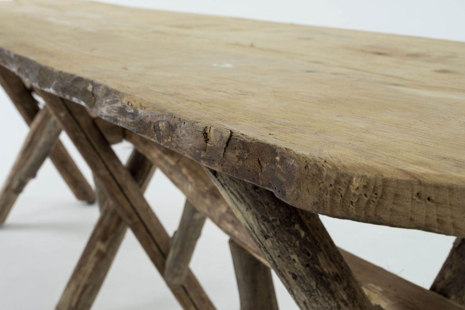 Mesa con tablero ovalado de canto vivo largo y base de caballete de forma natural Belga en venta