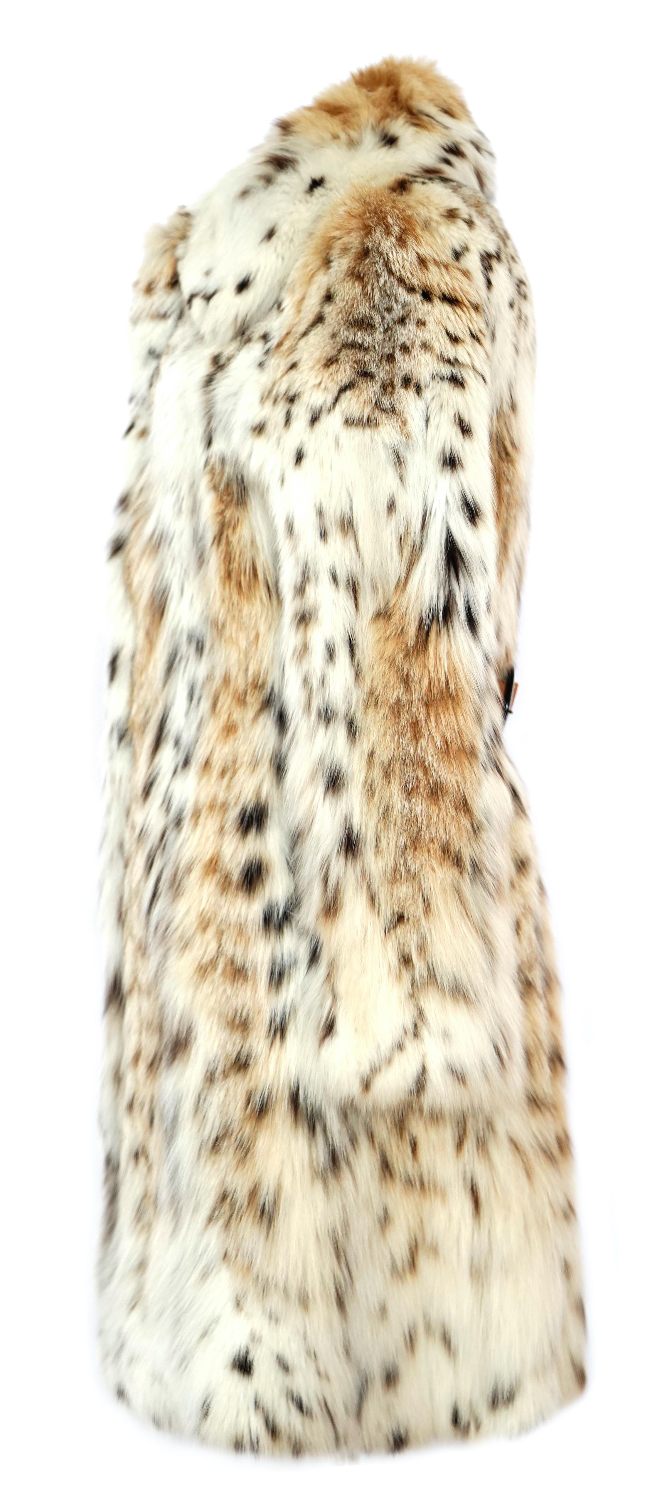 Long lynx coat with wing collar, hooks closure. 
Fur origin - Canada. Color - natural gold.