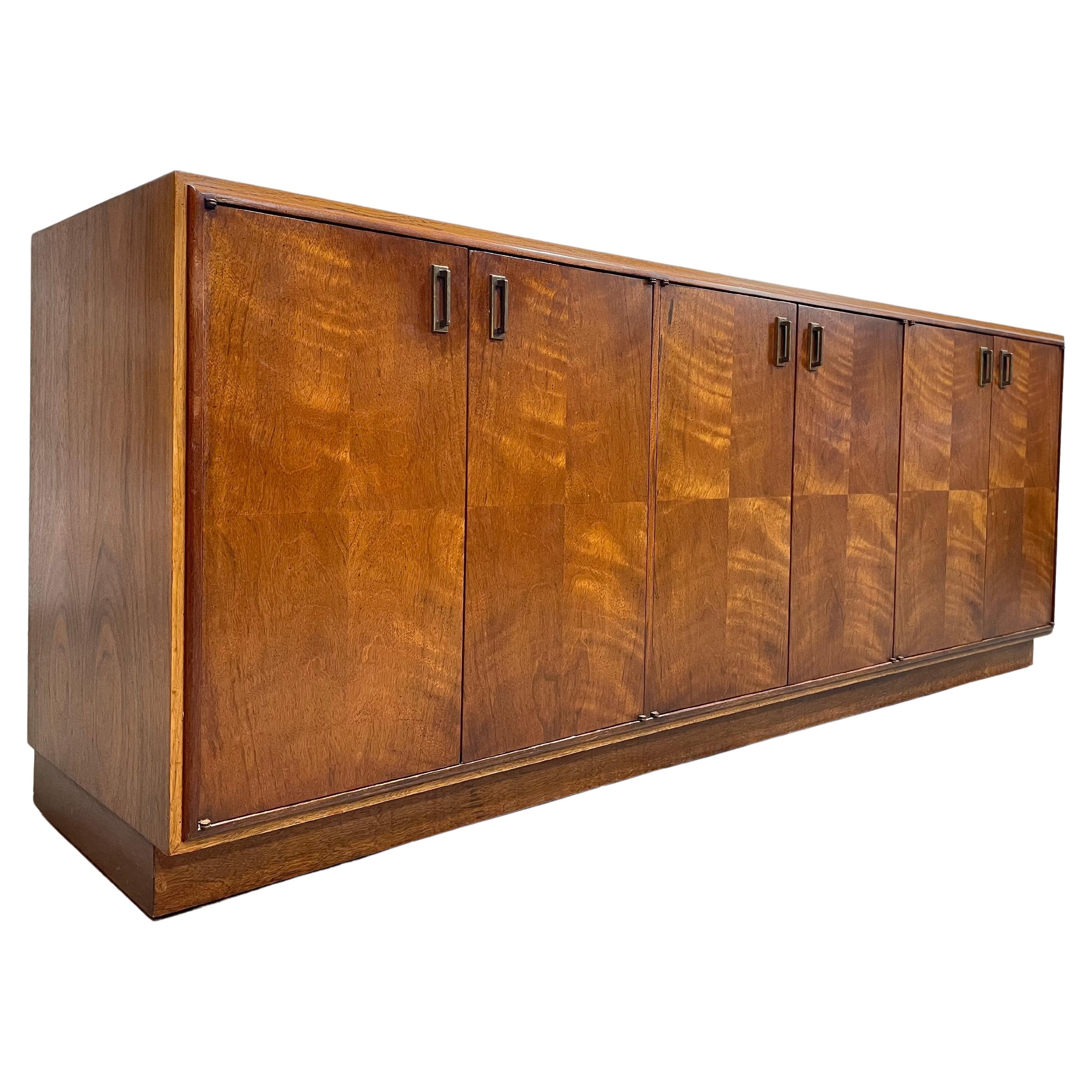 LONG + MAGNIFICENT Mid Century Modern Nussbaum CREDENZA / Media Stand / Sideboard  im Angebot