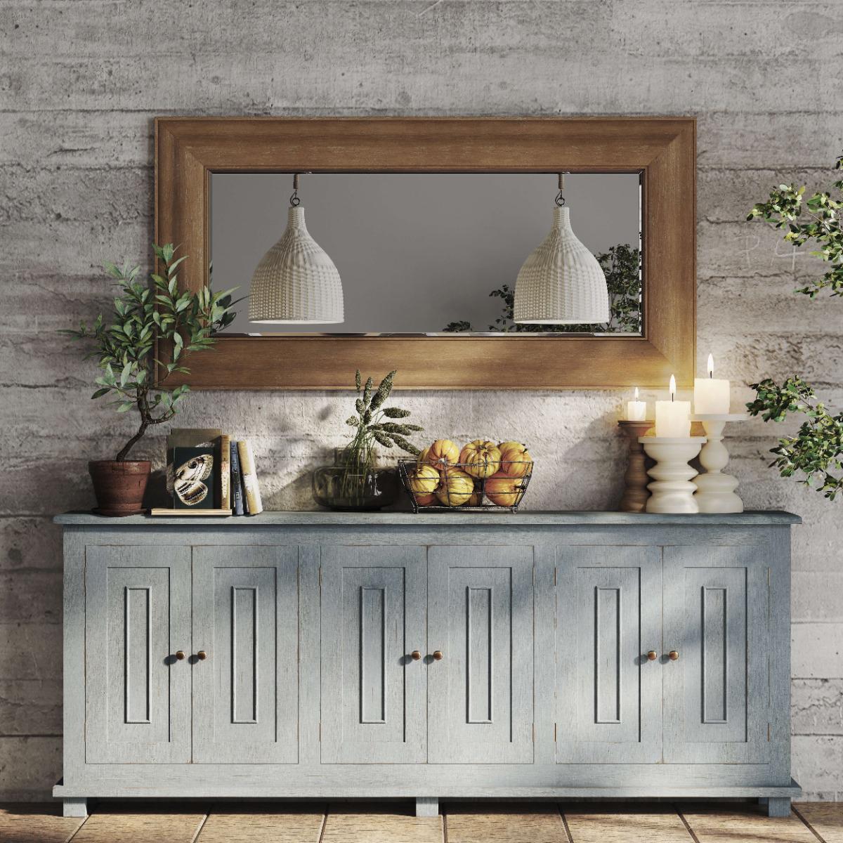 Un mix perfetto di charme rustico ed eleganza moderna. Questo squisito specchio presenta una cornice in legno massiccio con una ricca finitura paglierina che aggiunge calore e raffinatezza a qualsiasi ambiente. L'elegante forma rettangolare