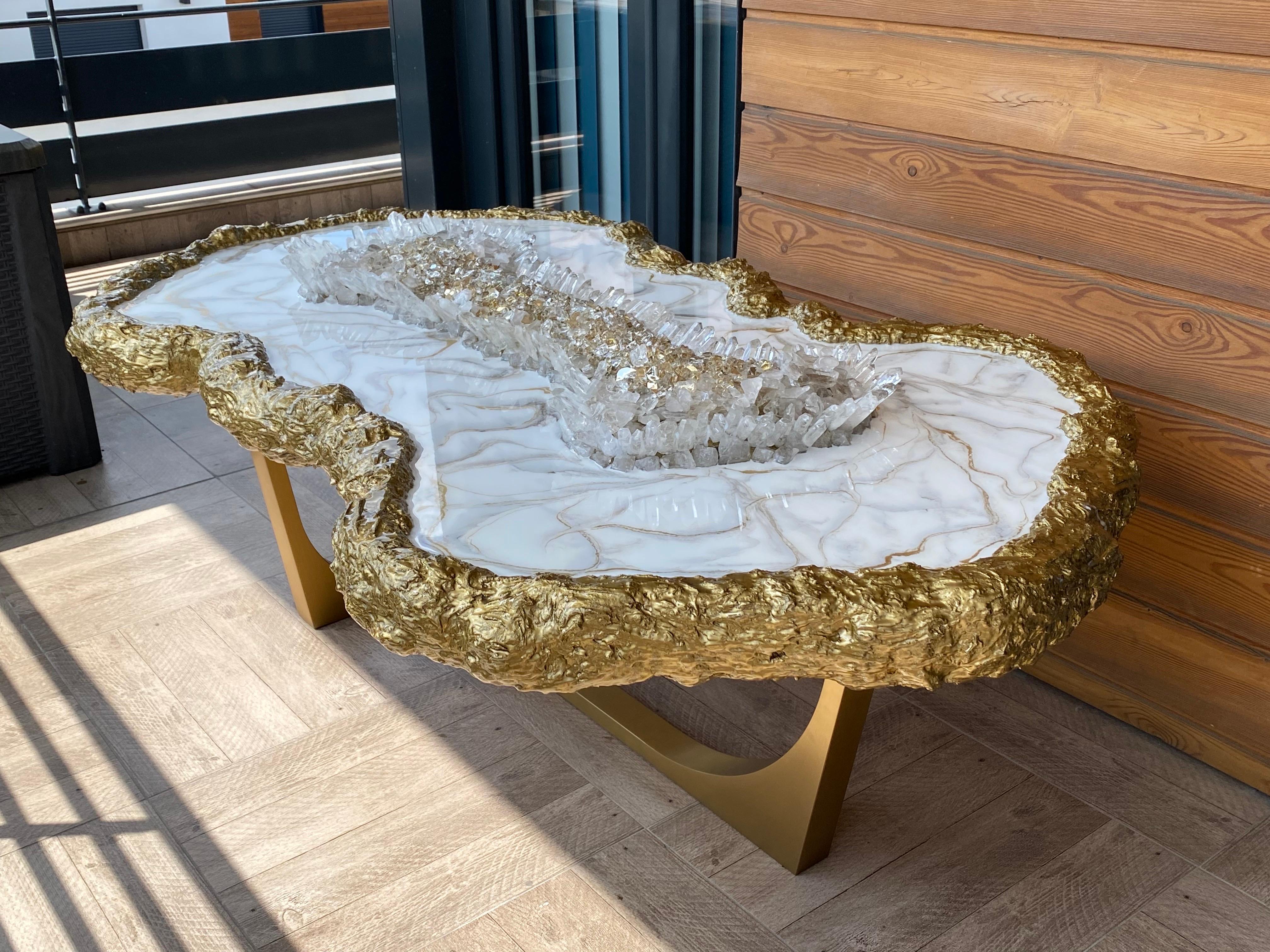 Langer Couchtisch aus Marmor und Quarzharz (Gegossen) im Angebot