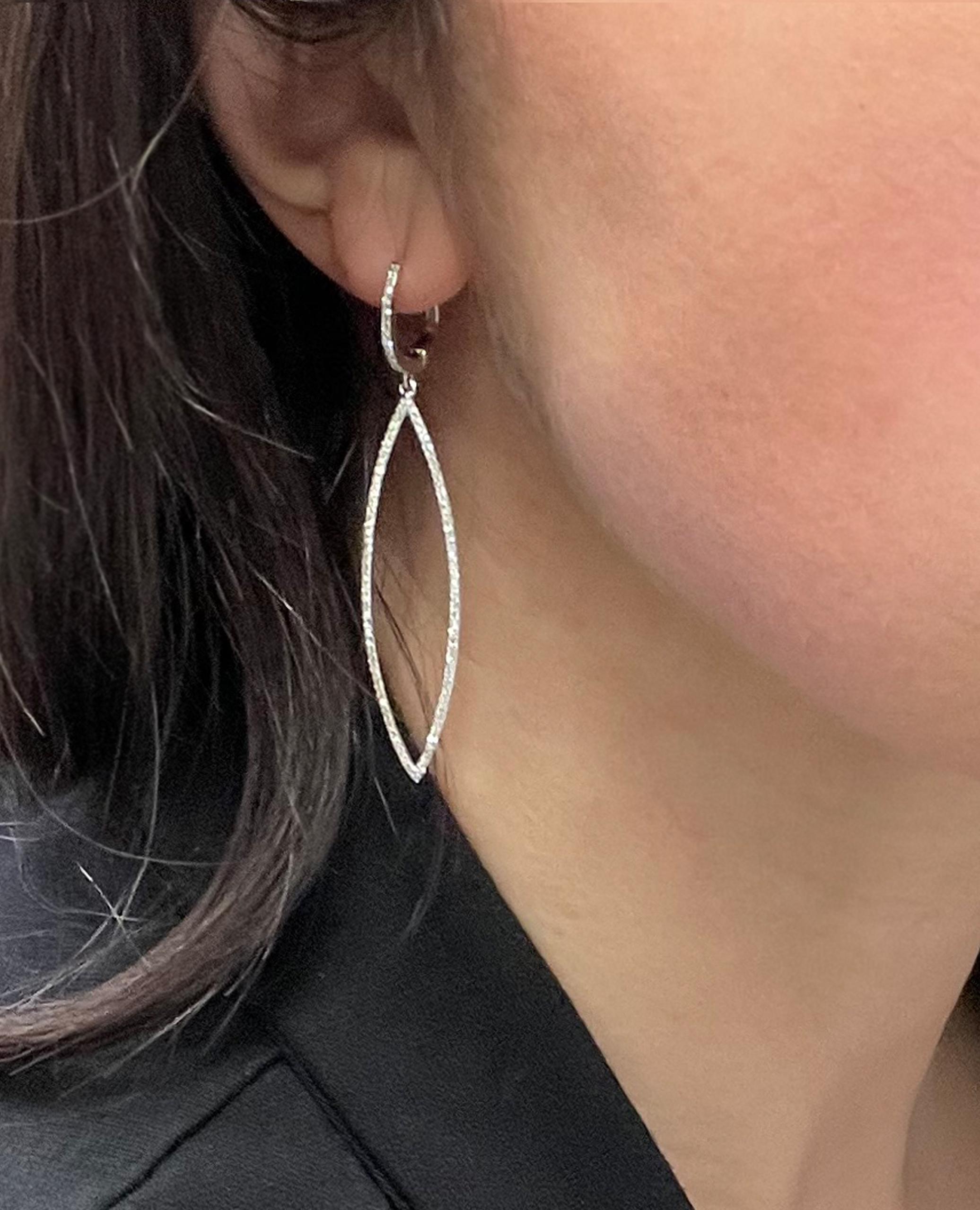 Pendientes abiertos en forma de marquesa de oro amarillo de 14 quilates con diamantes de 0,60 quilates. 

- Cierre trasero con pestillo