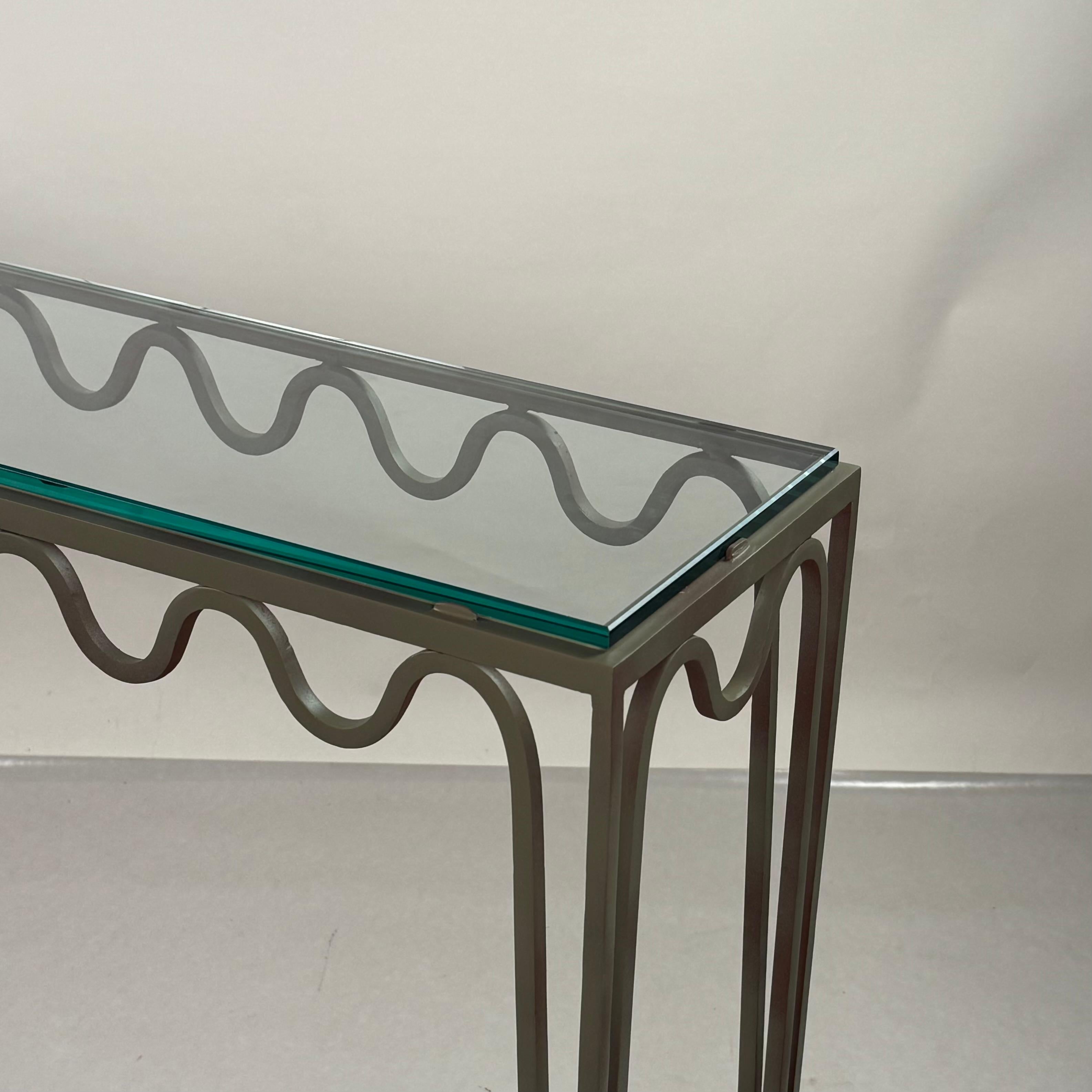 Peint à la main Longue console 'Méandre' en verre et vert-de-gris par Design Frères en vente