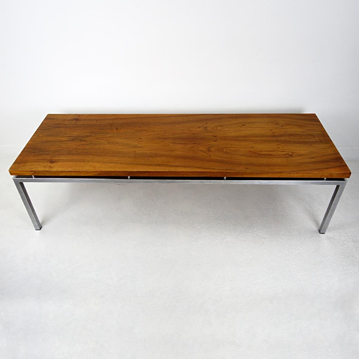 Mid-Century Modern Table basse longue du milieu du siècle avec cadre chromé et plateau en bois de teck en vente