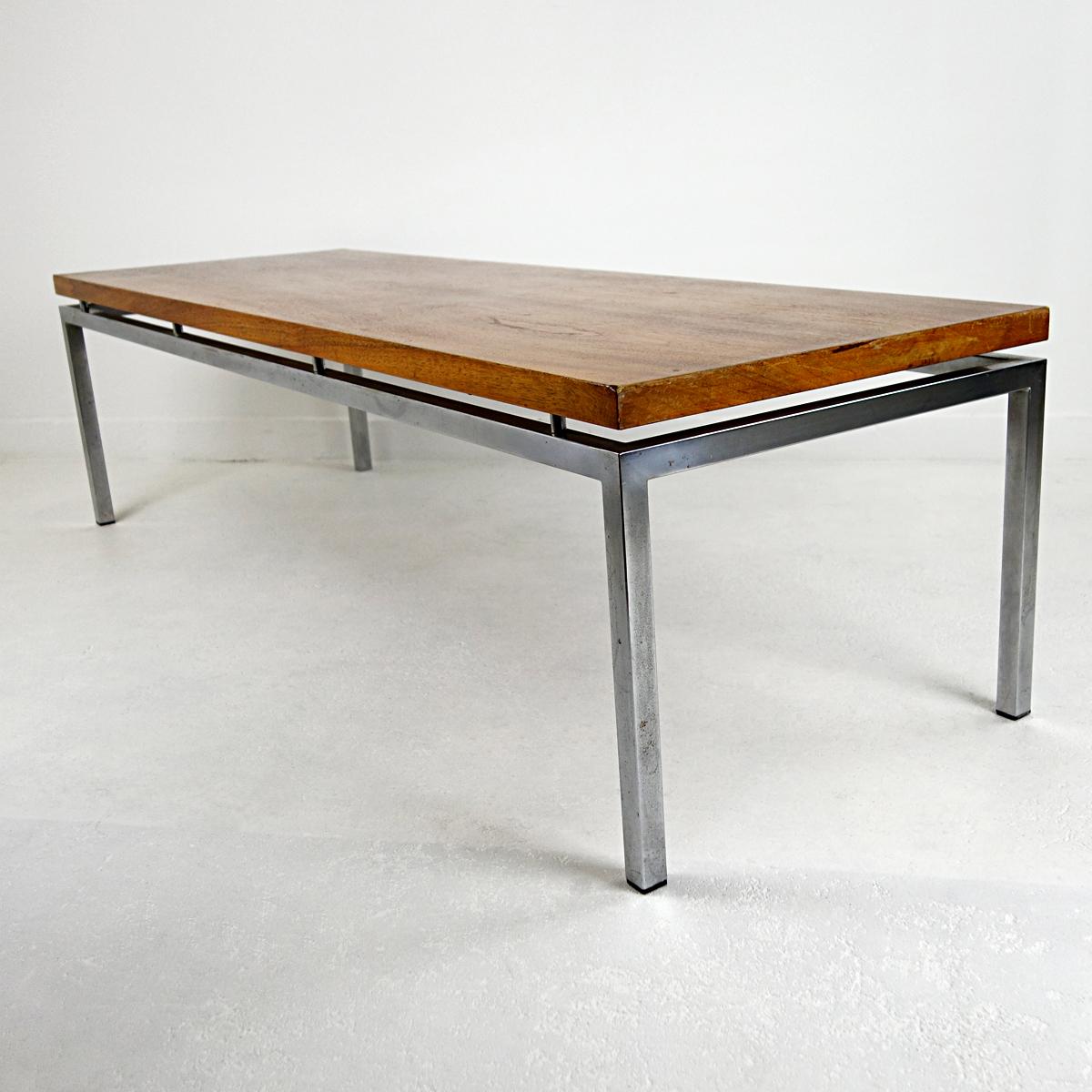 Néerlandais Table basse longue du milieu du siècle avec cadre chromé et plateau en bois de teck en vente