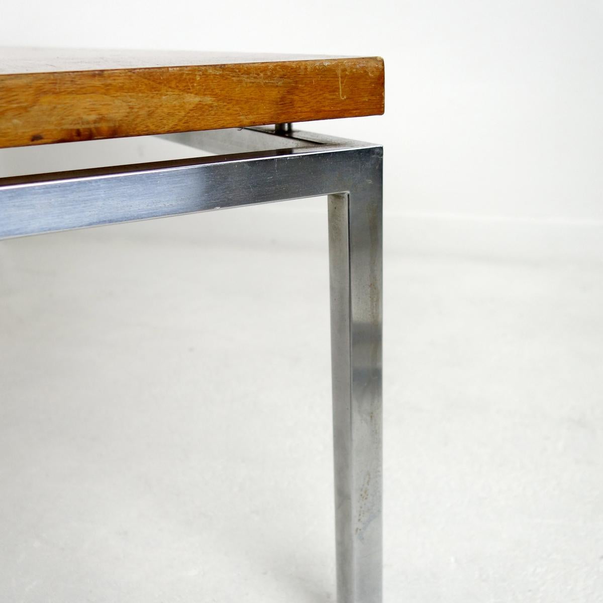 Milieu du XXe siècle Table basse longue du milieu du siècle avec cadre chromé et plateau en bois de teck en vente