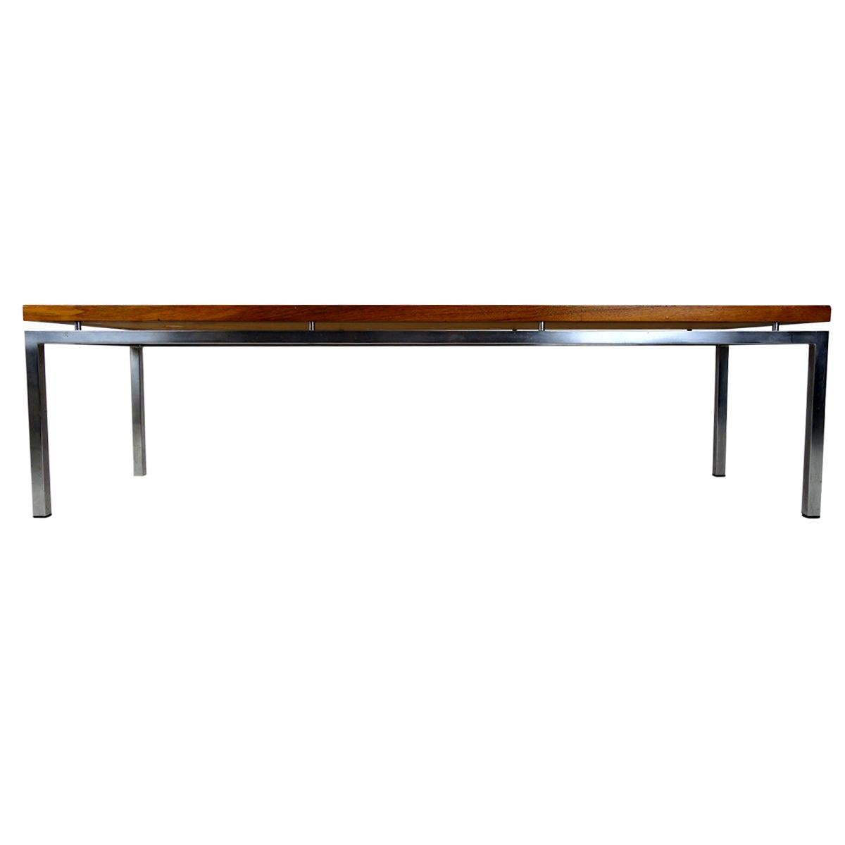 Table basse longue du milieu du siècle avec cadre chromé et plateau en bois de teck en vente