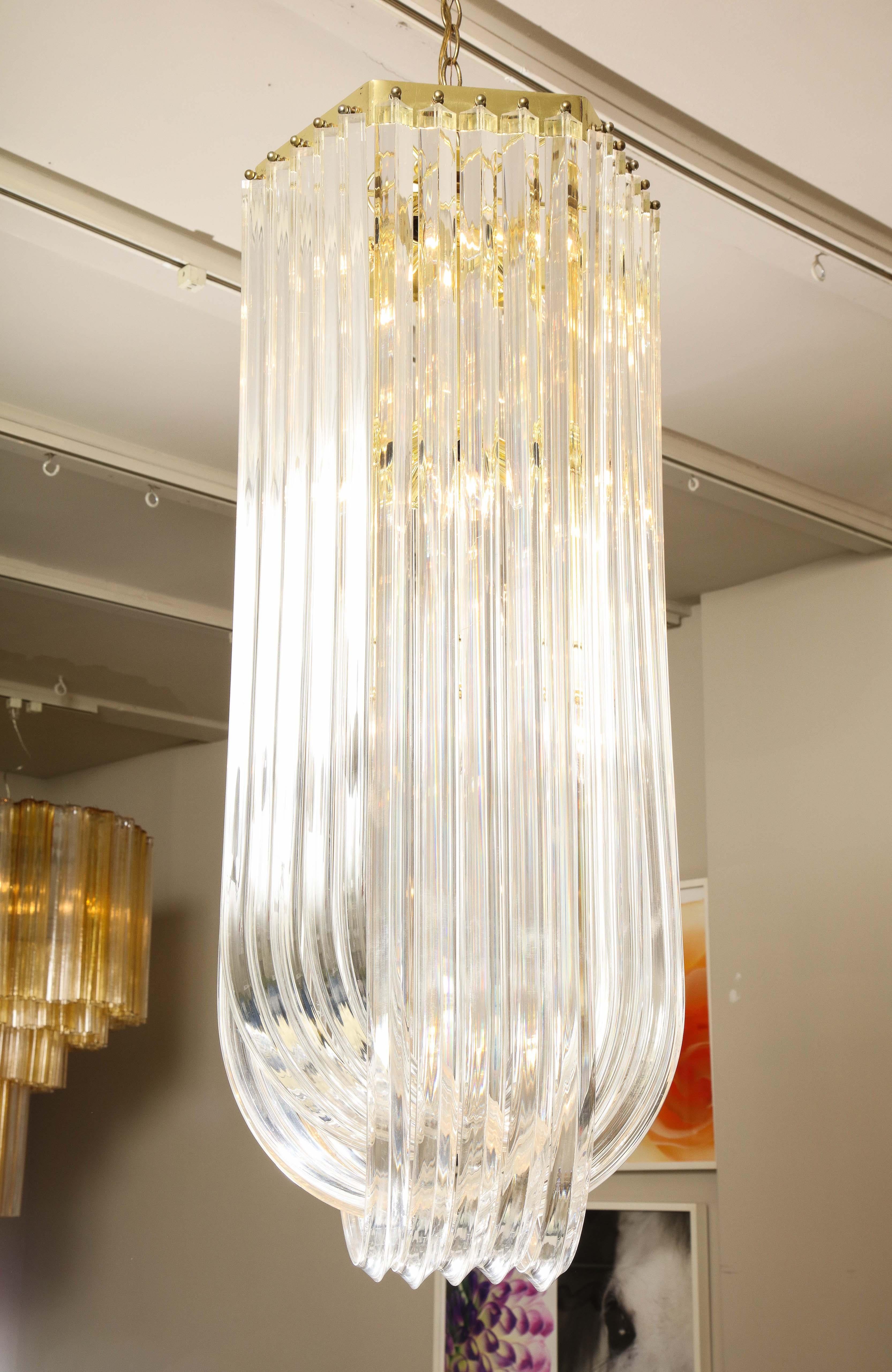 Long Mid-Century Curved Lucite Ribbon Chandelier in Brass In Good Condition For Sale In New York, NY