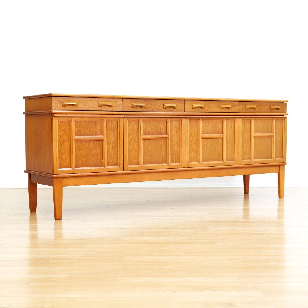 Mid-Century moderno Credenza lunga in teak inglese della metà del secolo scorso in vendita