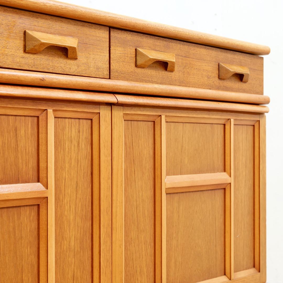 Britannico Credenza lunga in teak inglese della metà del secolo scorso in vendita