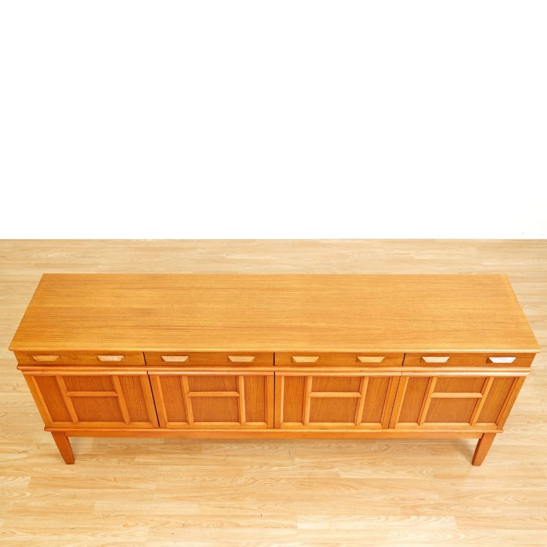 Credenza lunga in teak inglese della metà del secolo scorso In condizioni buone in vendita a Los Angeles, CA
