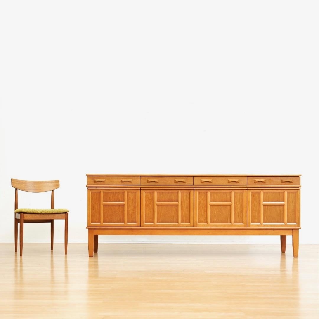 Metà XX secolo Credenza lunga in teak inglese della metà del secolo scorso in vendita