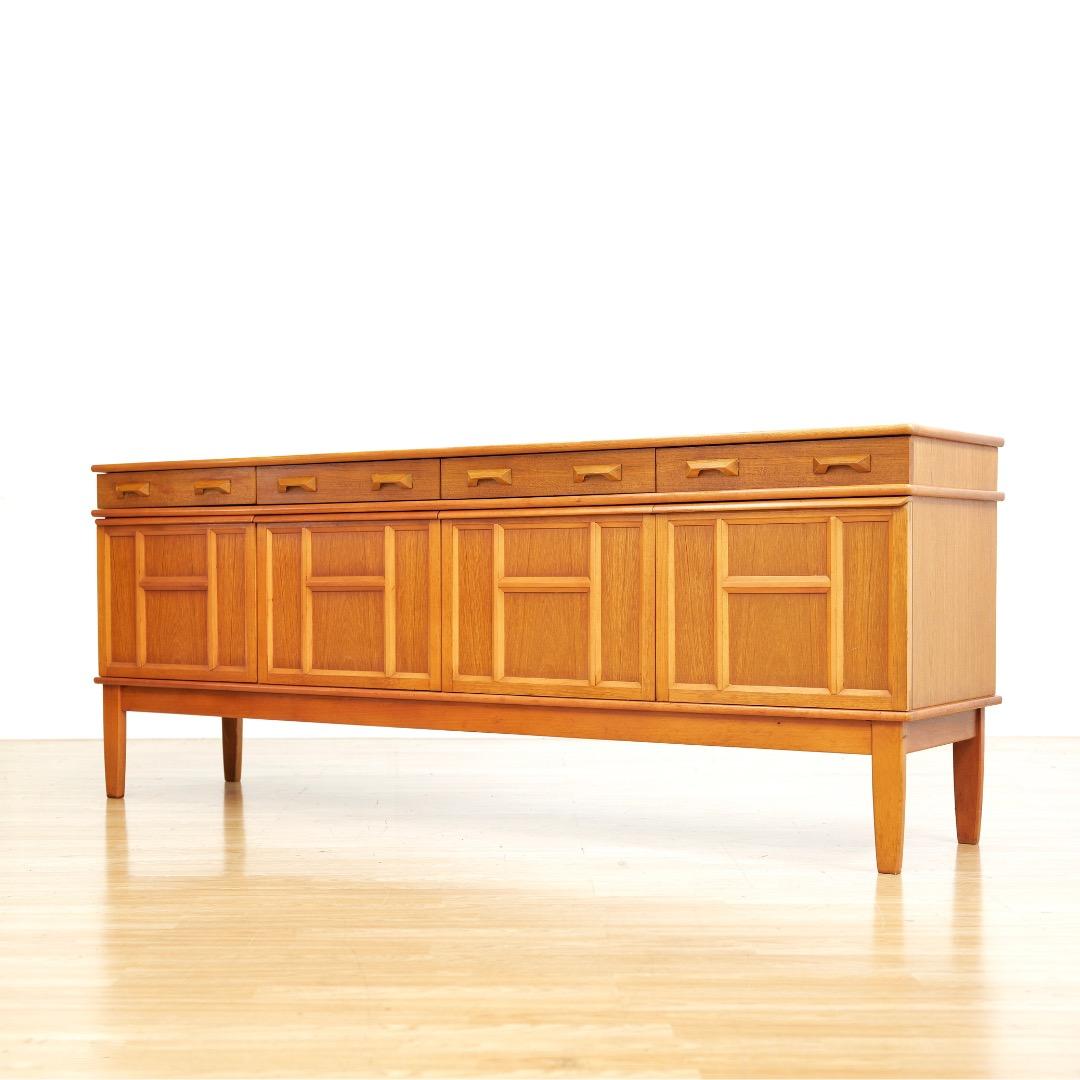 Teak Credenza lunga in teak inglese della metà del secolo scorso in vendita