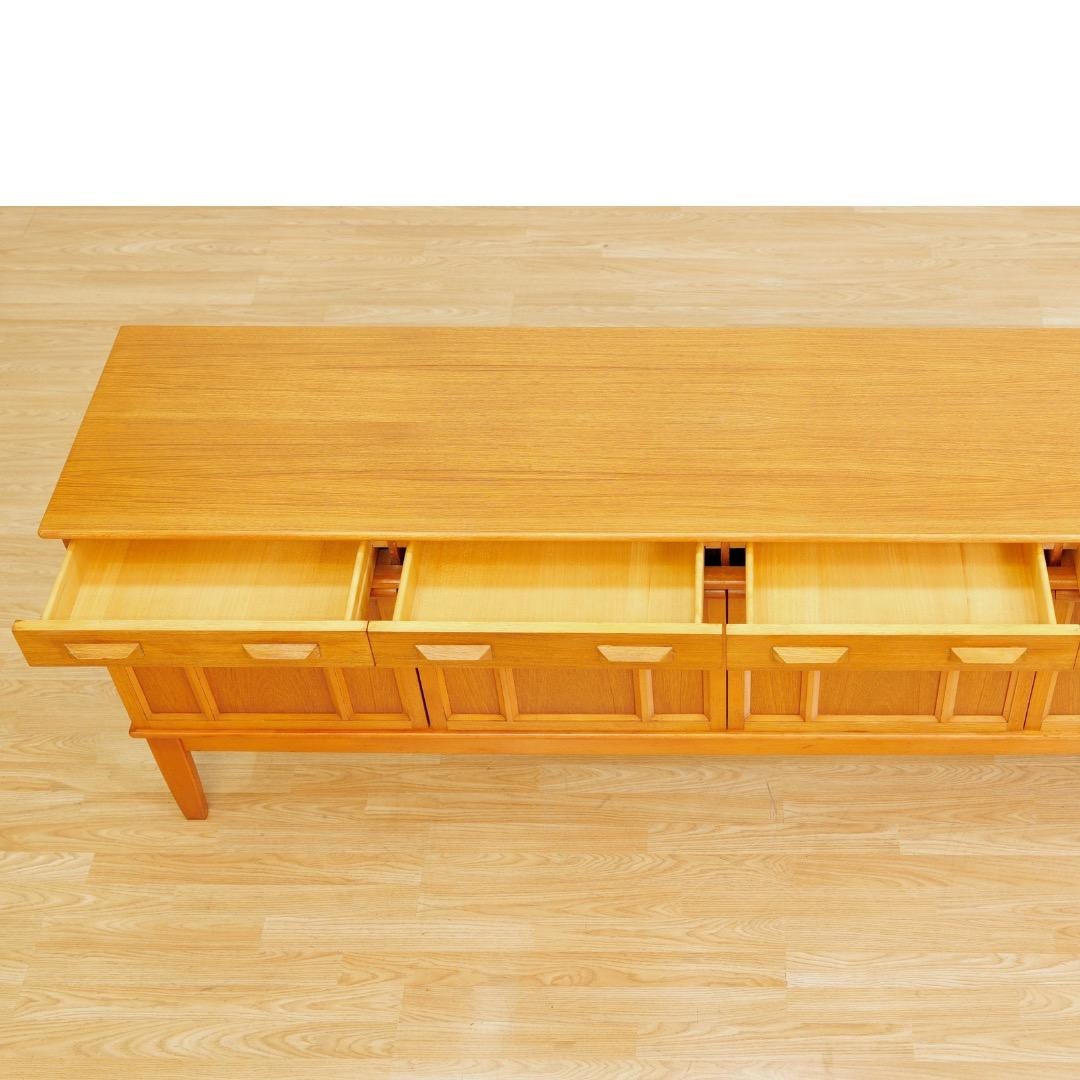 Credenza lunga in teak inglese della metà del secolo scorso in vendita 1