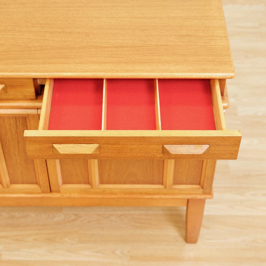 Credenza lunga in teak inglese della metà del secolo scorso in vendita 2