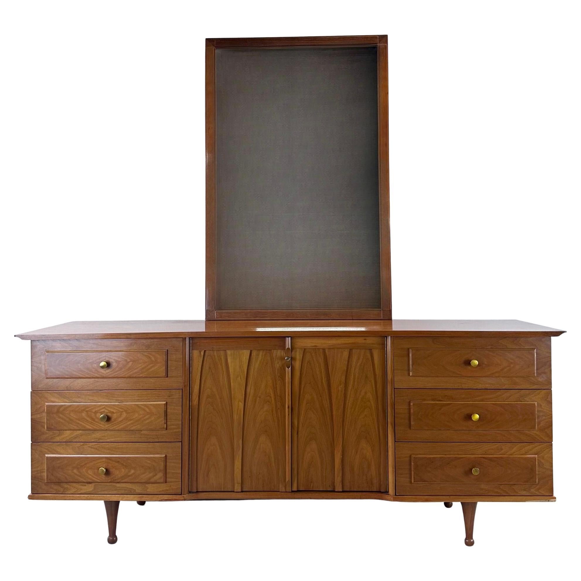 Long Mid-Century Lowboy Dresser en noyer en vente