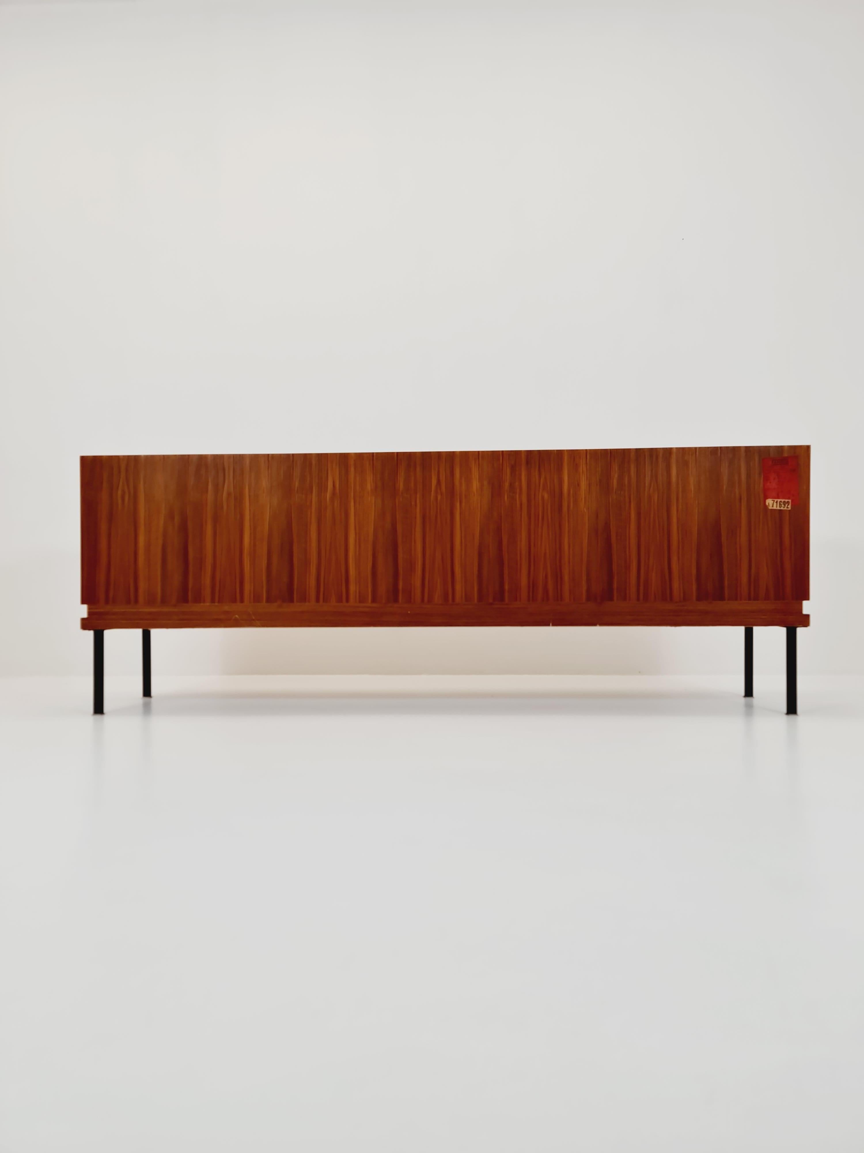 nogal alemán largo Mid Century Modern  Aparador by Famöla Möbel , Años 50 en venta 4