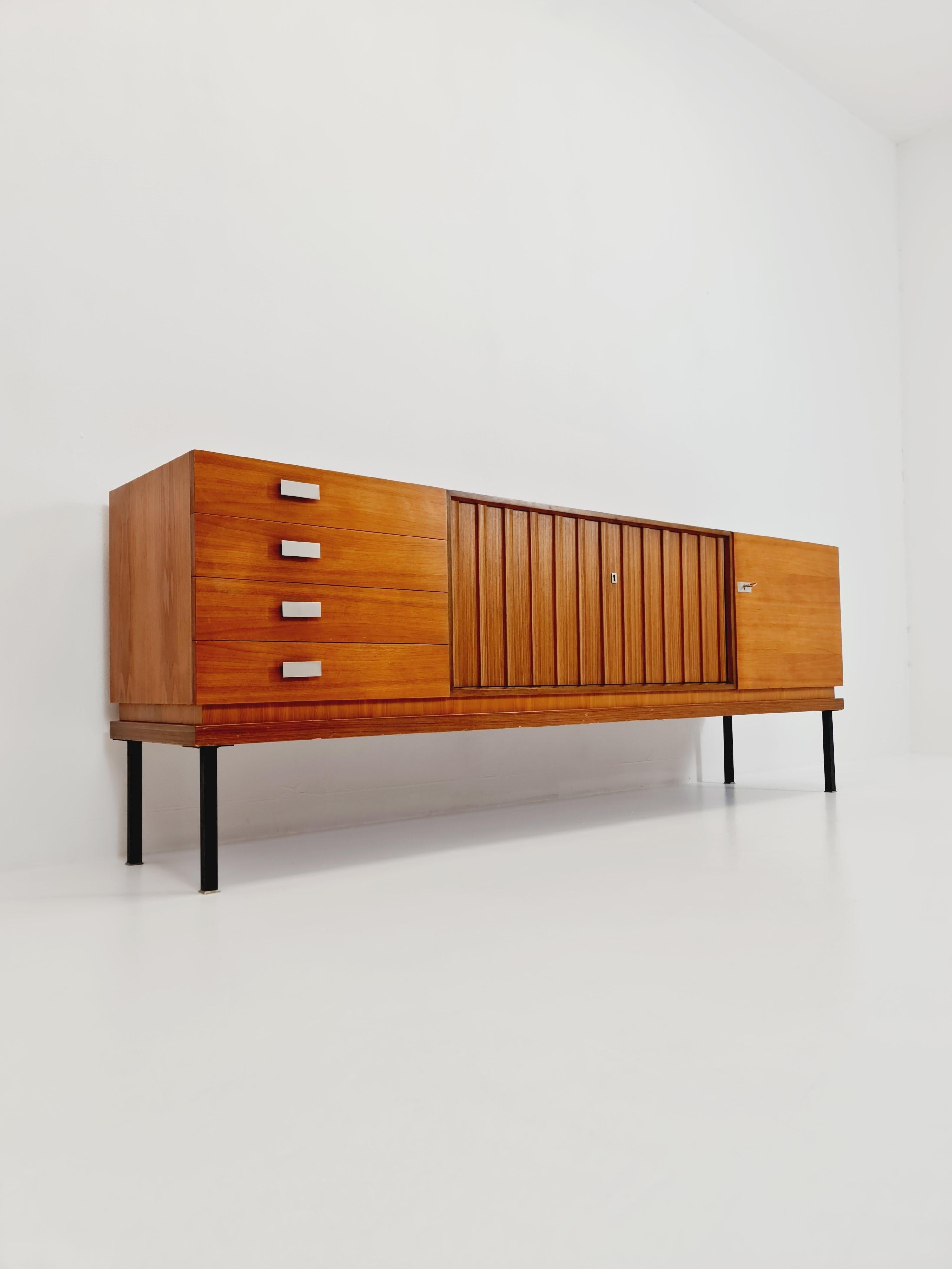 nogal alemán largo Mid Century Modern  Aparador by Famöla Möbel , Años 50

Año del diseño: 1950s

Dimensiones: 
48 P x 230 A x 84 A cm 

Está en buenas condiciones vintage, sin embargo, como con todos los artículos vintage algunas marcas de desgaste