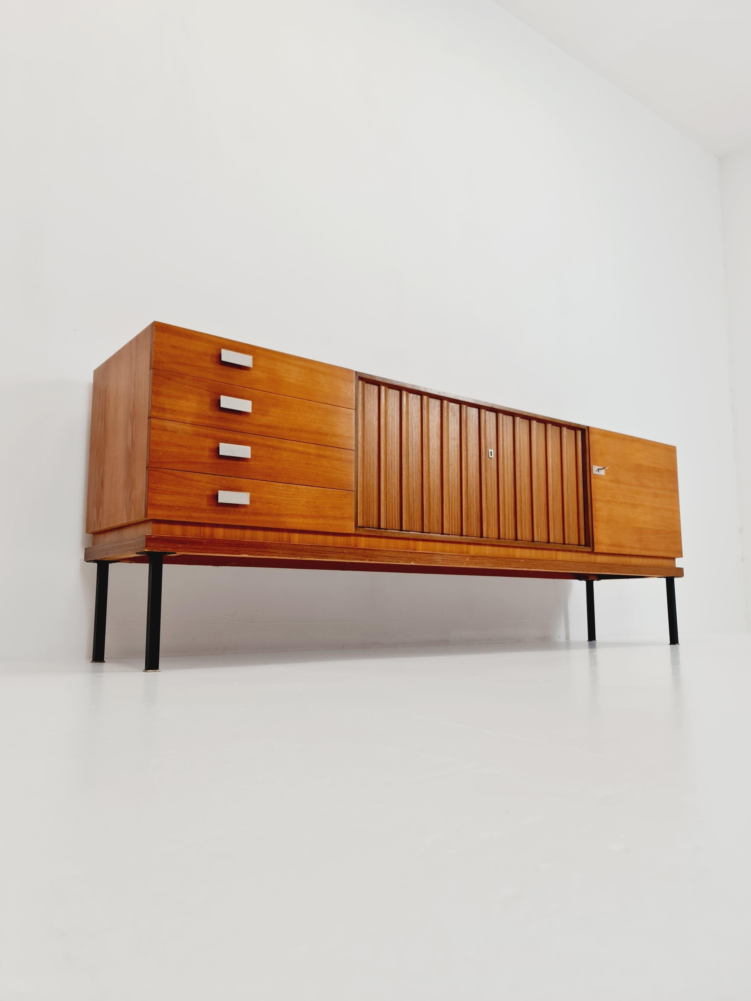 nogal alemán largo Mid Century Modern  Aparador by Famöla Möbel , Años 50 Moderno de mediados de siglo en venta